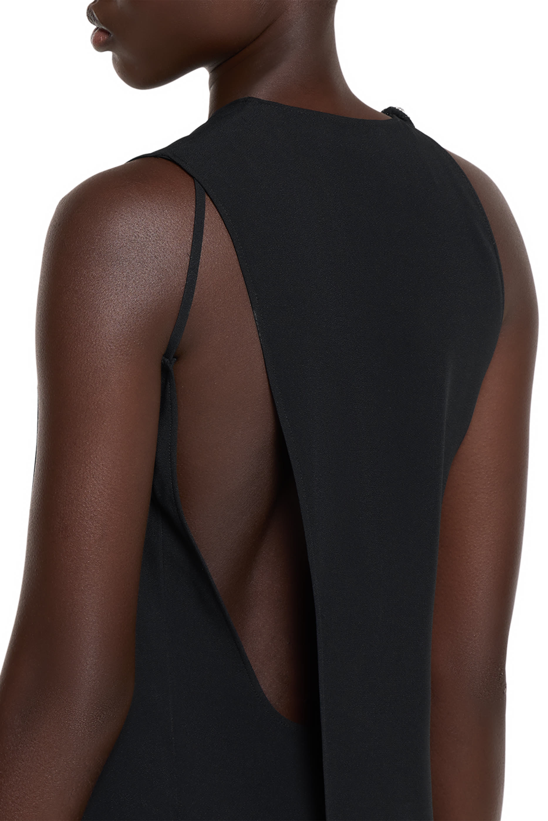 فستان سهرة بشعار الماركة