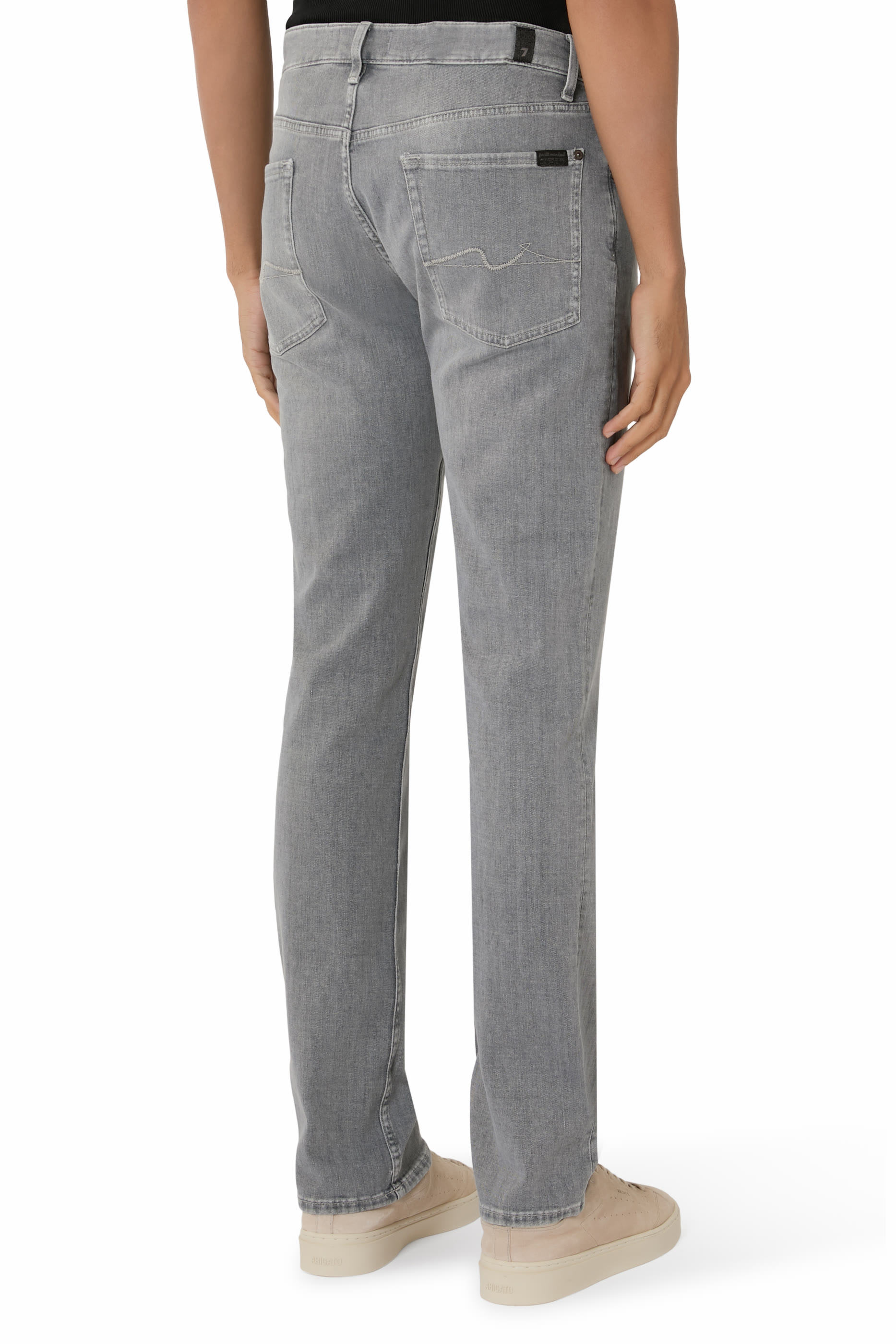 بنطال جينز بقصة ضيقة وشعار الماركة