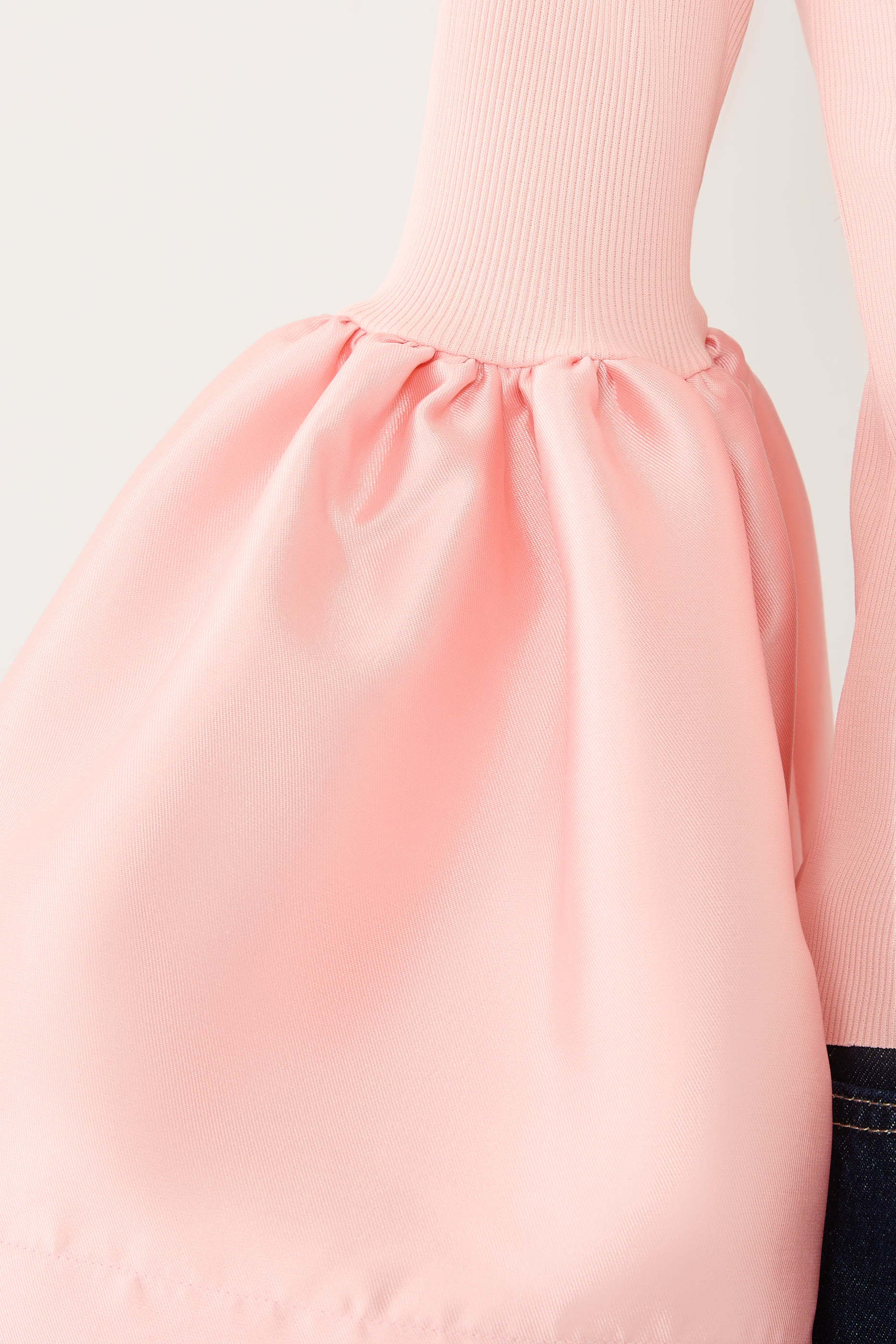 بلوزة بياقة عالية وأكمام منفوخة