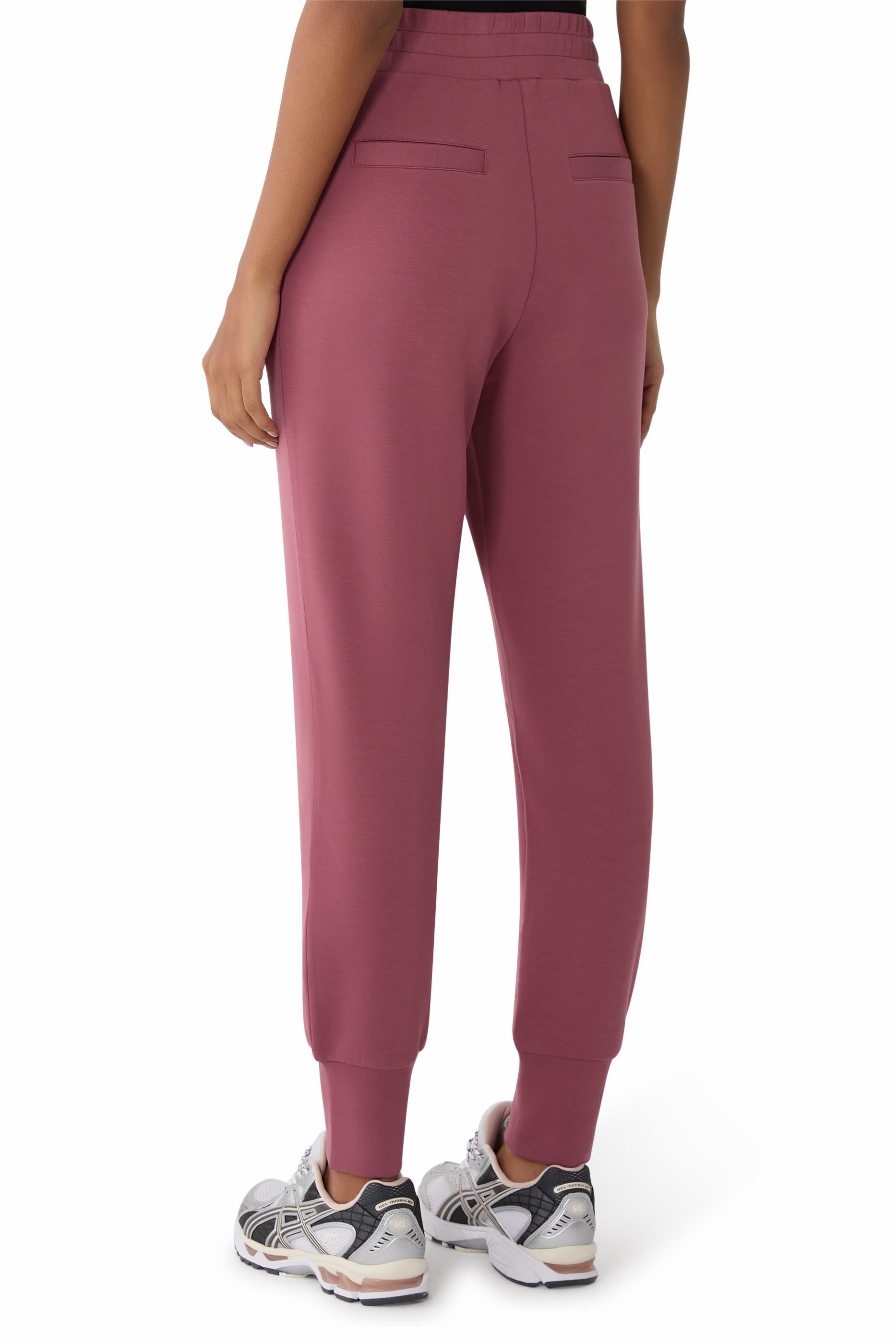 بنطال بقصة ضيقة وأساور