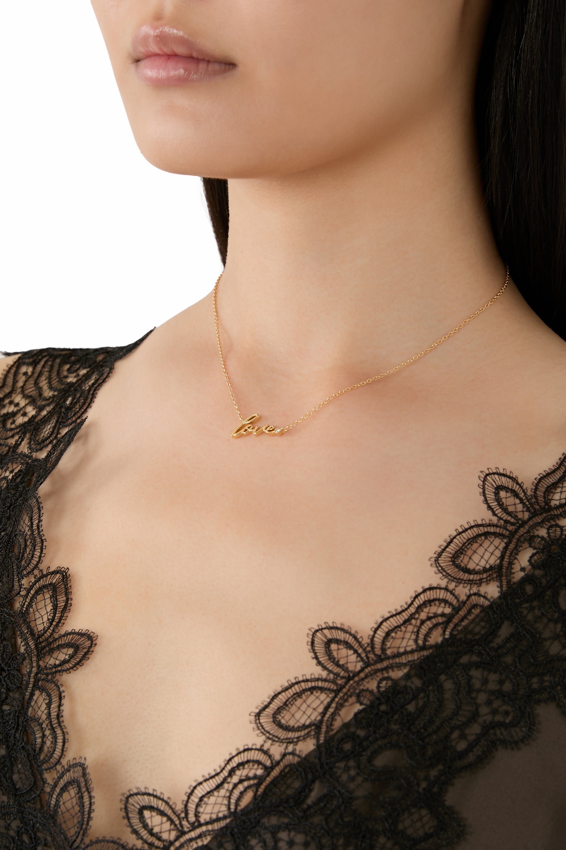 قلادة بدلاية بتصميم كلمة لوف