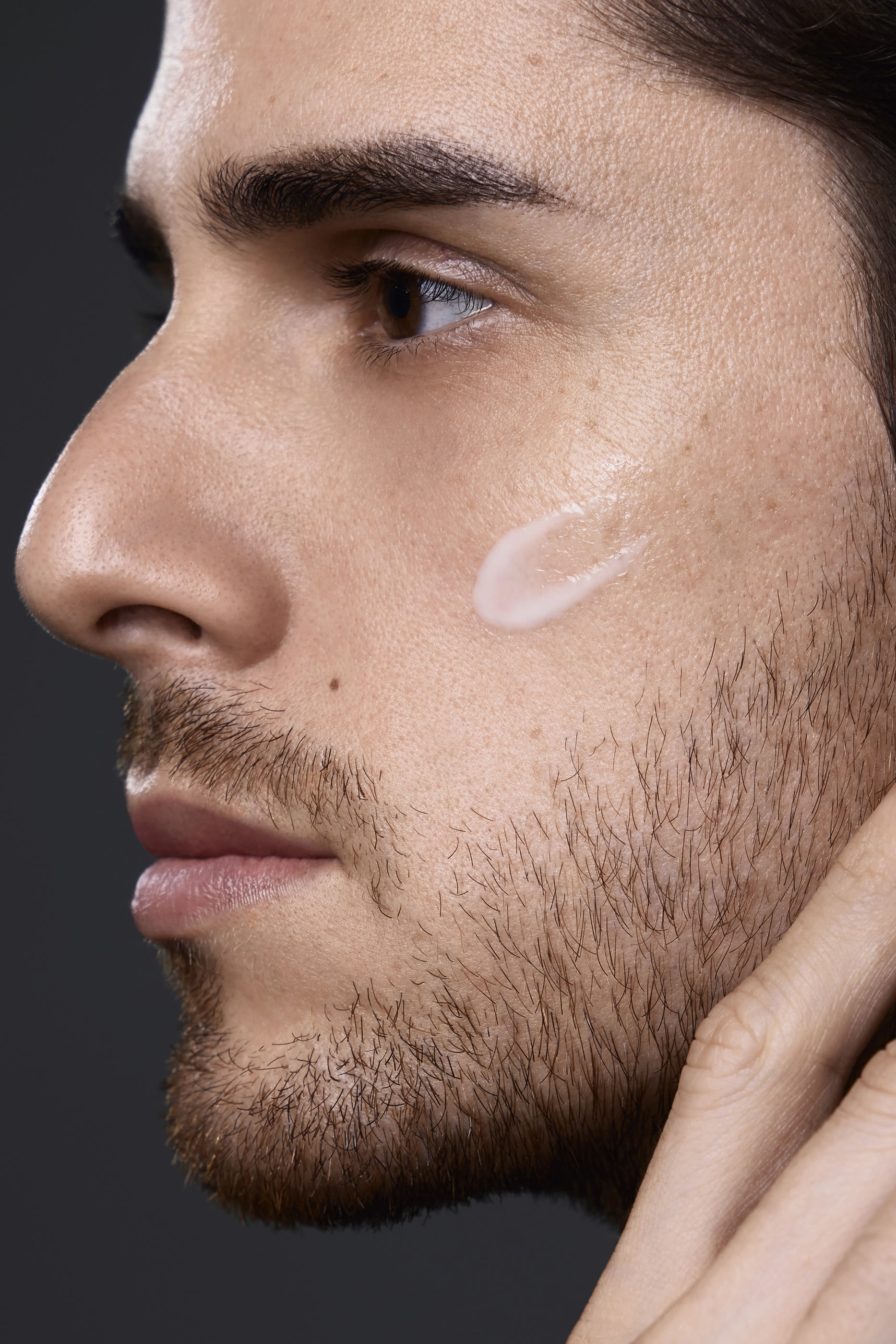 مرطب توتال ريفيتاليزر بتركيبة خفيفة سائلة للرجال