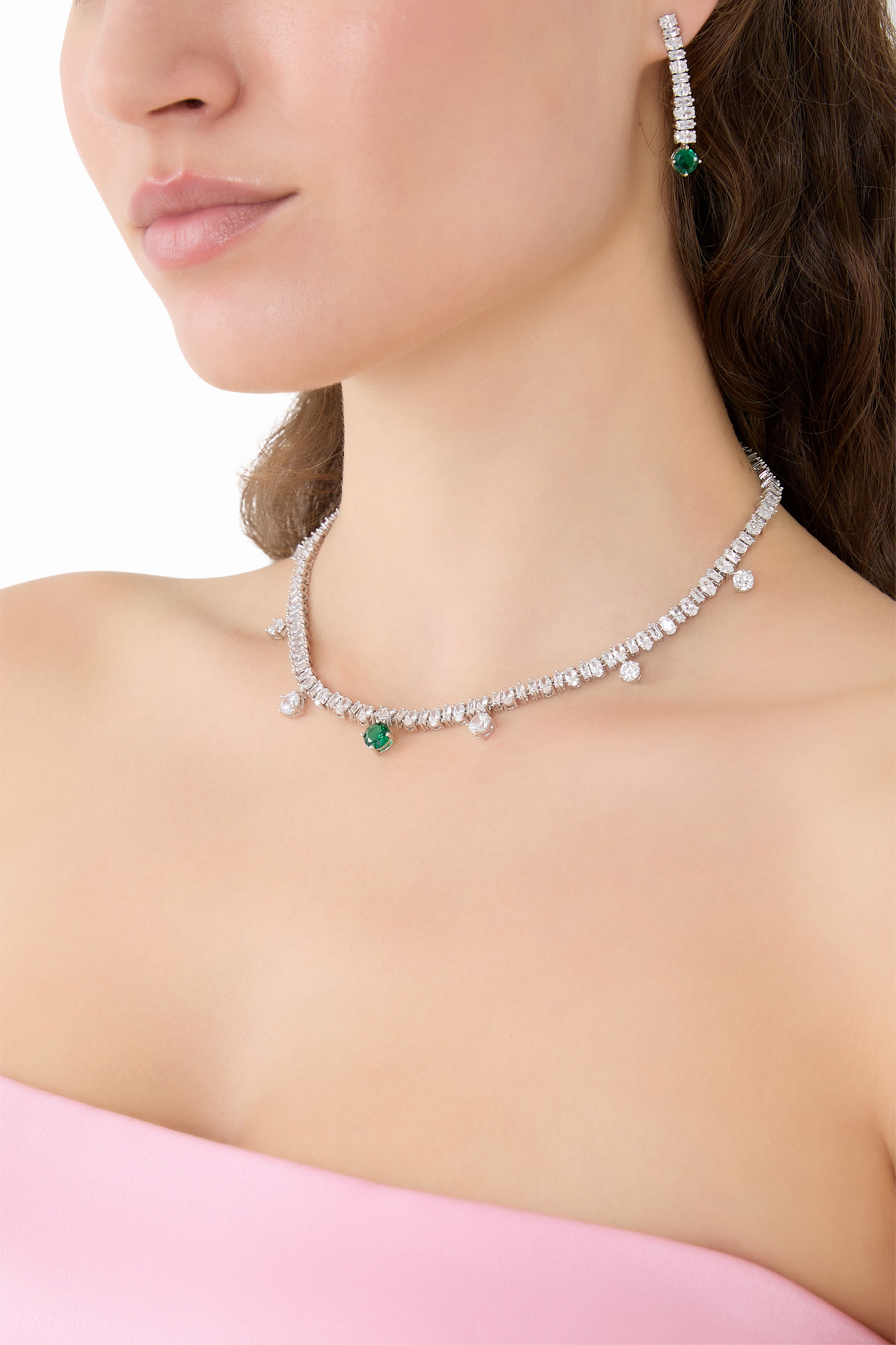 قلادة تنس مزينة بأحجار زركونيا مكعبة أحدها بلون الزمرد، نحاس مطلي بالروديوم