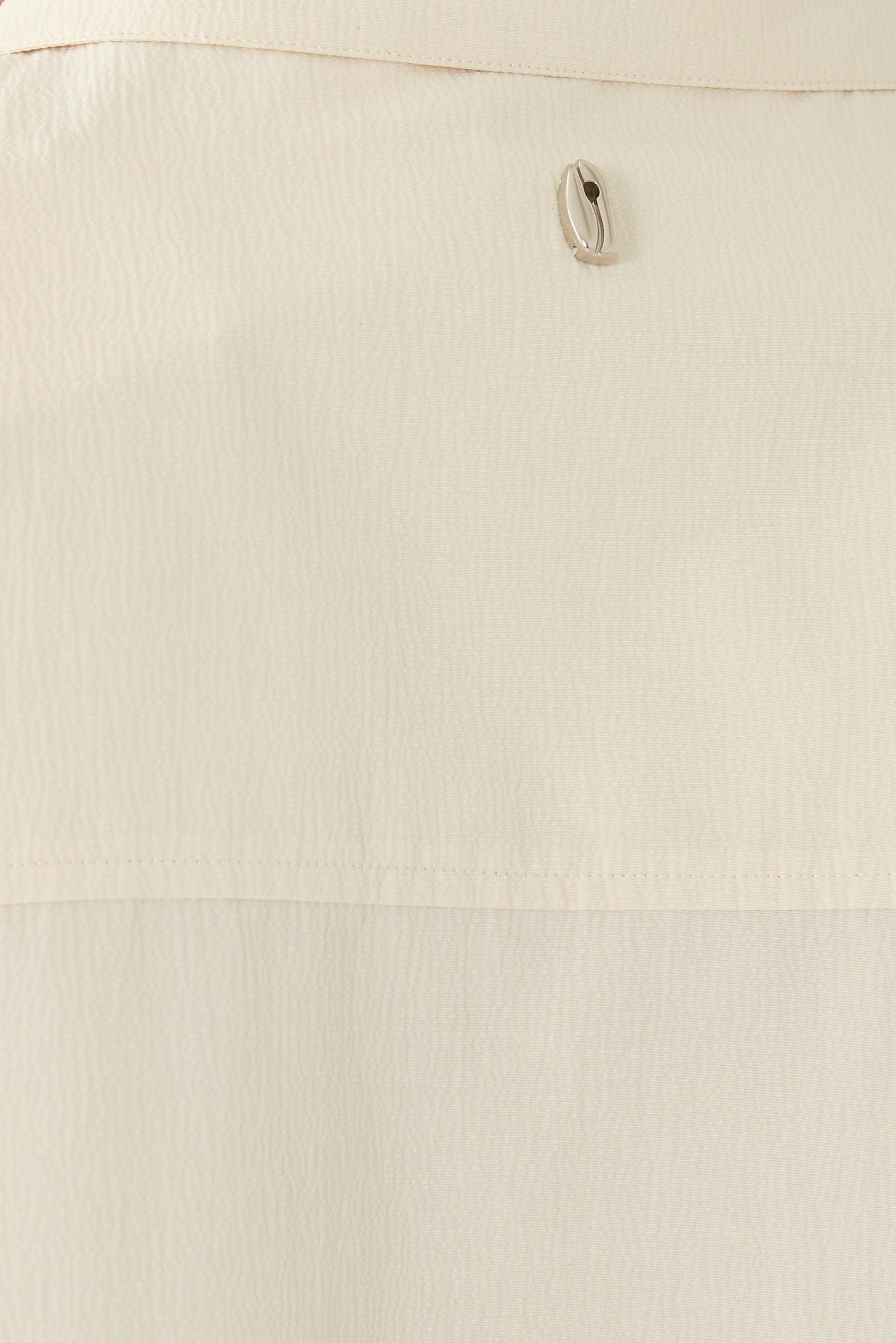 قميص بأكمام قصيرة وياقة مفتوحة