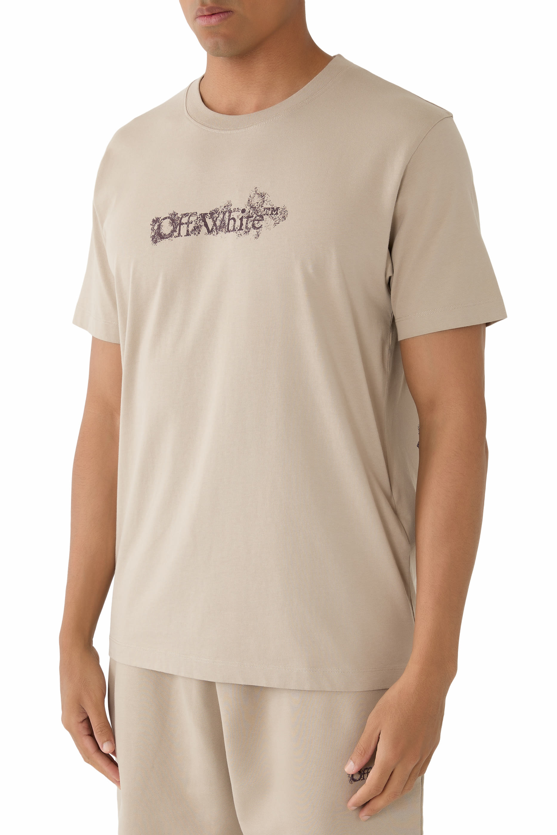 تيشيرت بقصة ضيقة وشعار الماركة