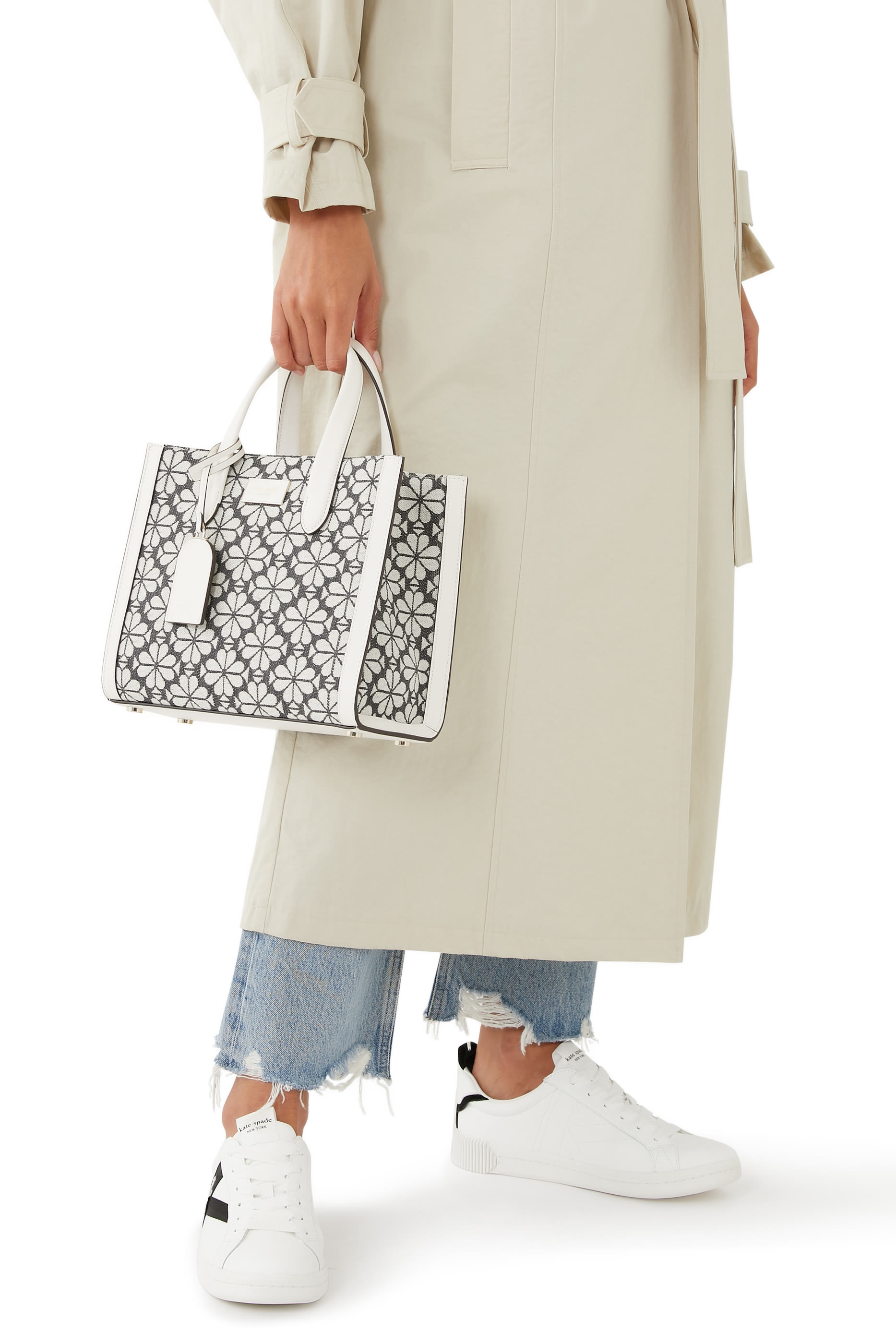 سنيكرز جلد بشعار الماركة