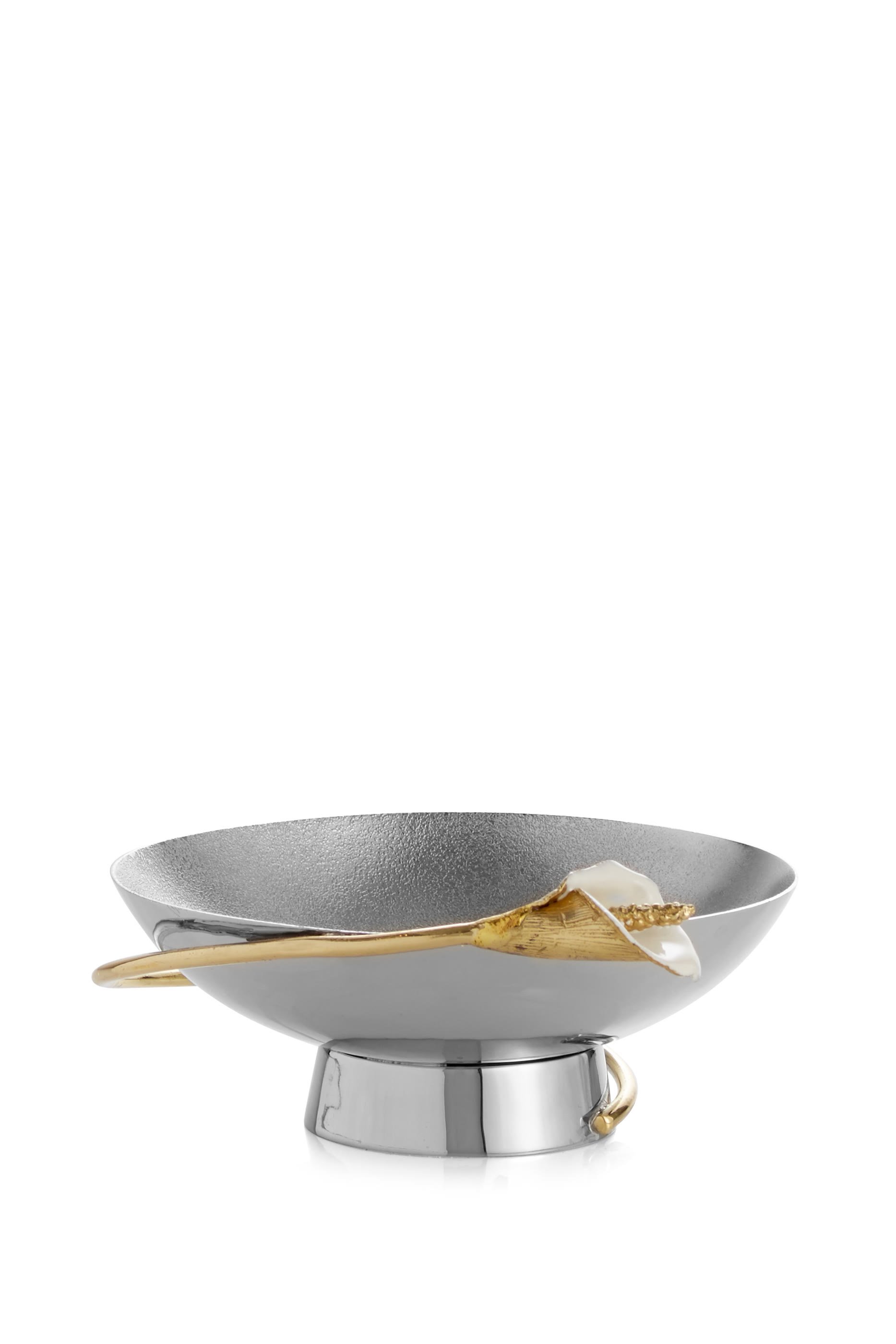 طبق مكسرات مزين بزهرة الكالا