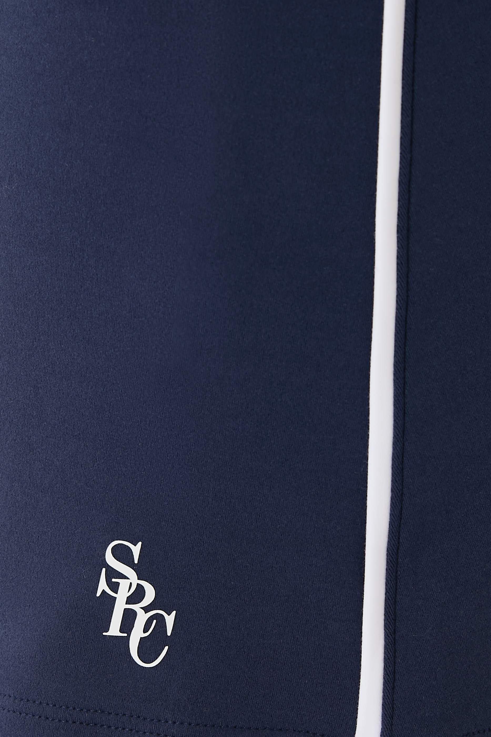 تنورة قصيرة بشعار الماركة