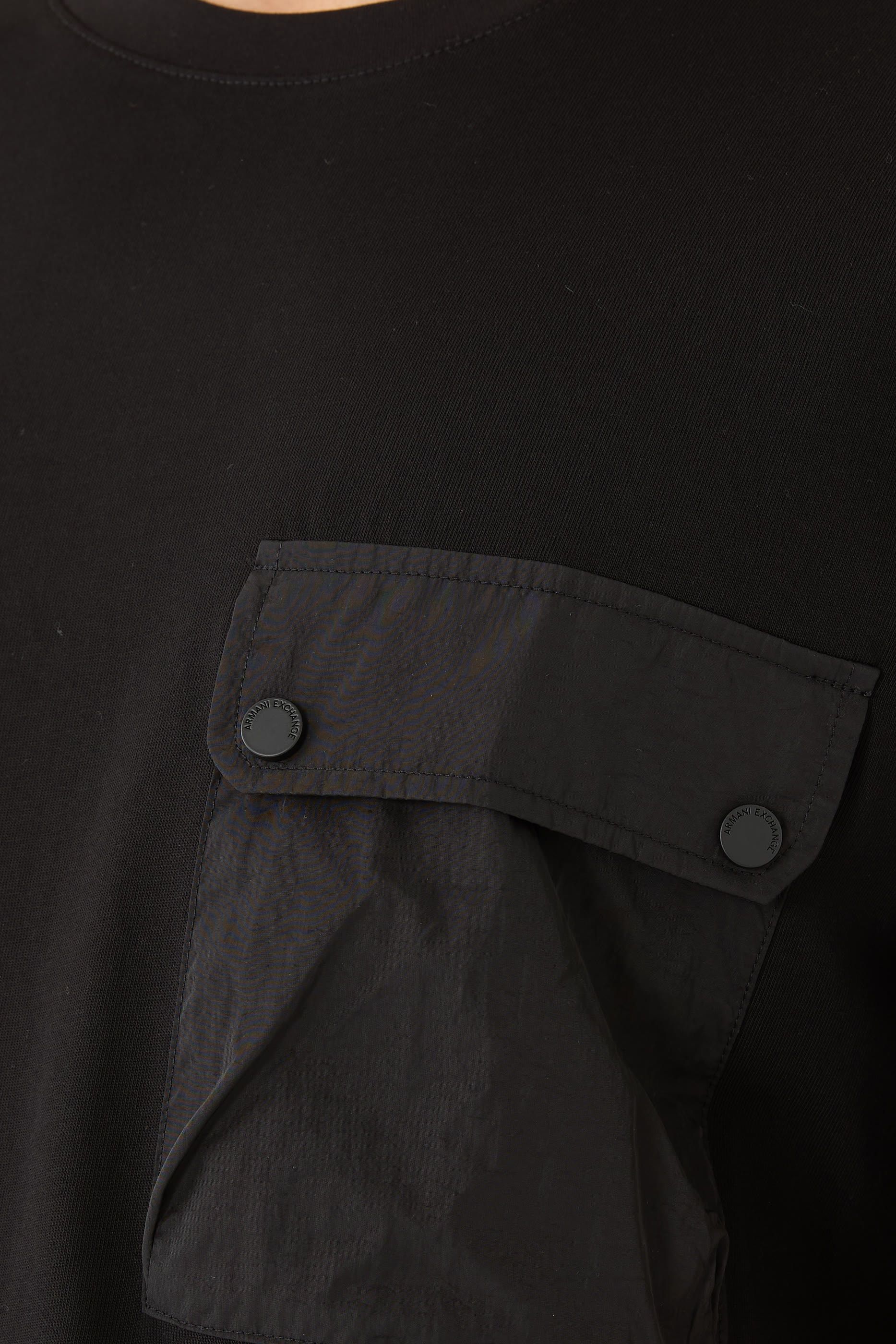 تيشيرت بجيب بشعار الماركة