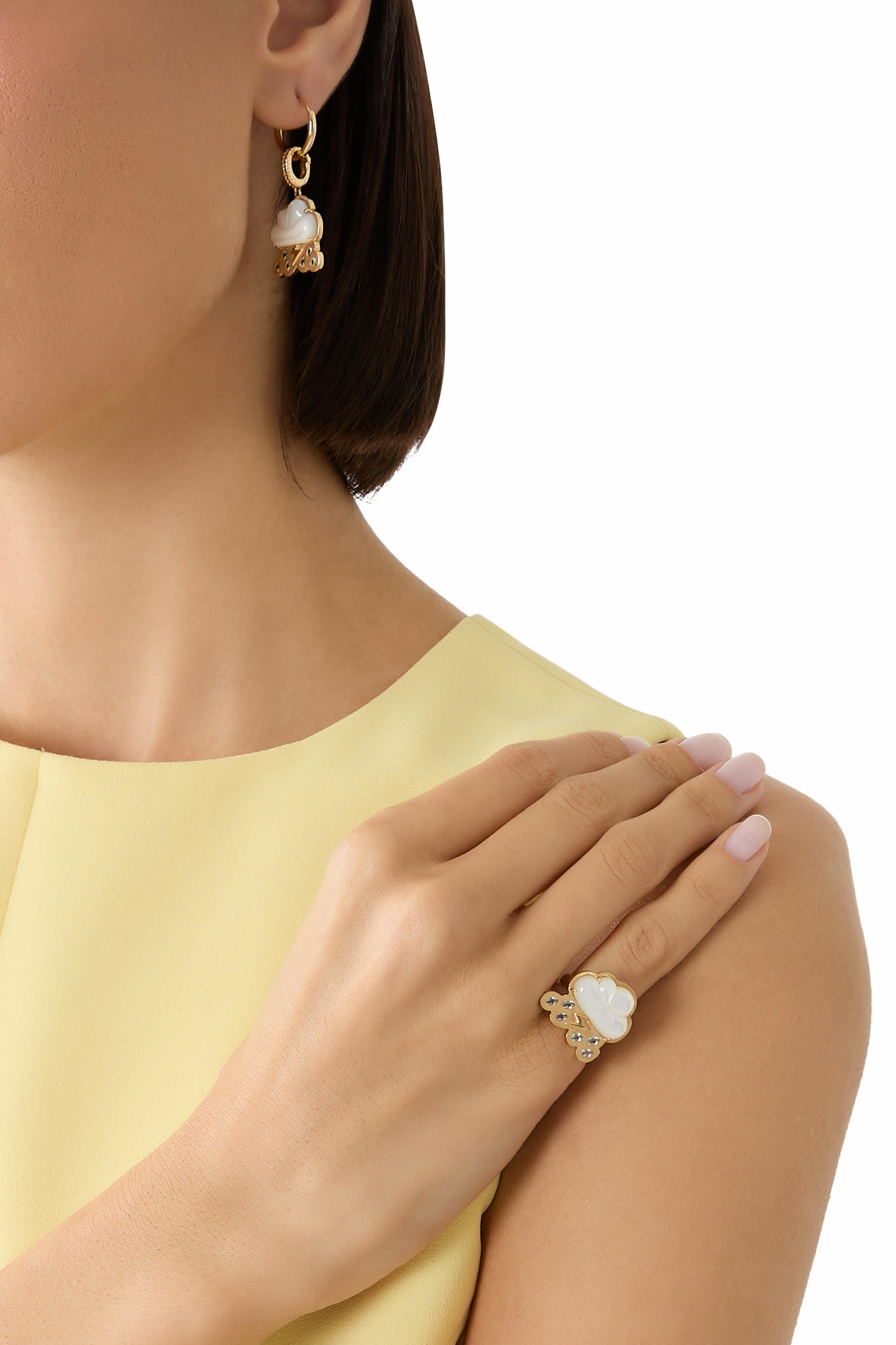 حلية بتصميم غيمة لامعة مرصعة بعرق اللؤلؤ، ذهب أصفر عيار 18