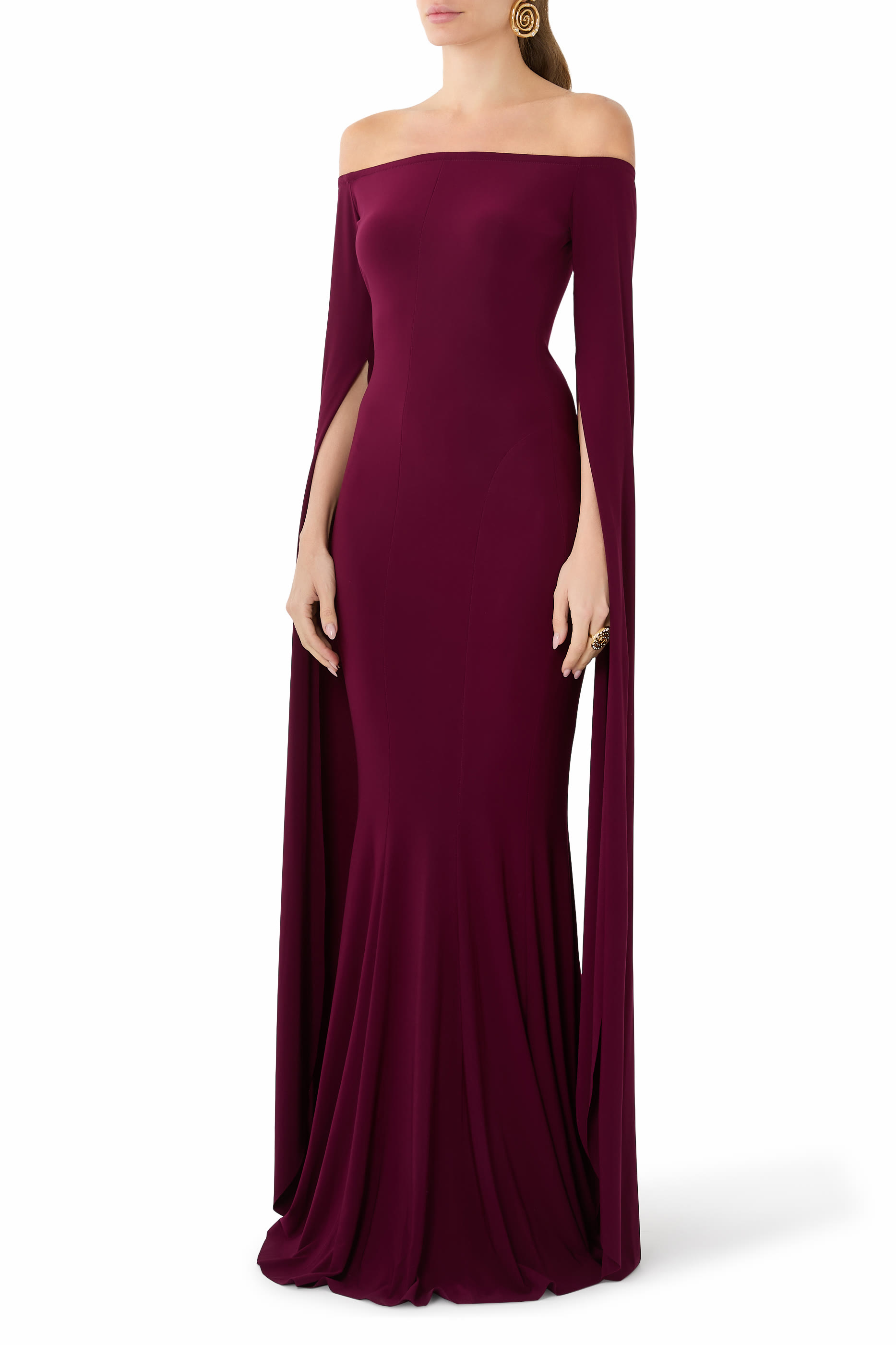 فستان سهرة بأكتاف مكشوفة وأكمام بأشرطة وحافة بقصة ذيل السمكة