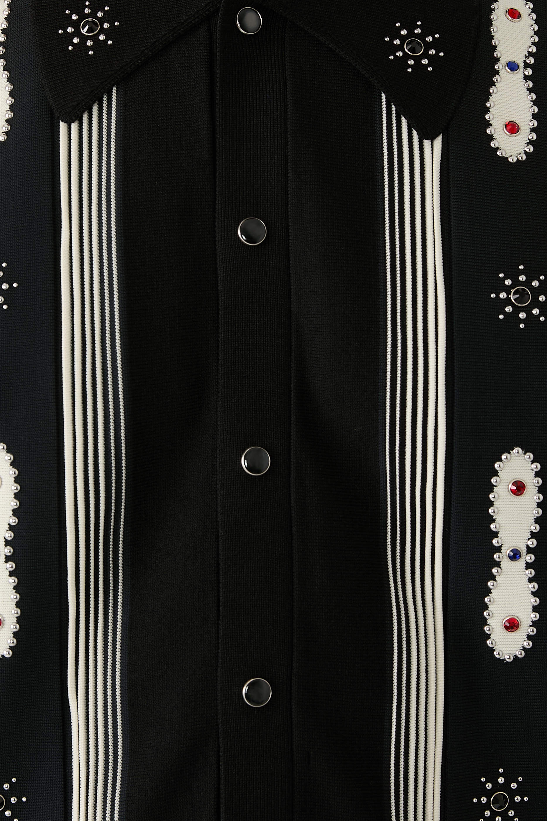 قميص مخطط مزين بأحجار