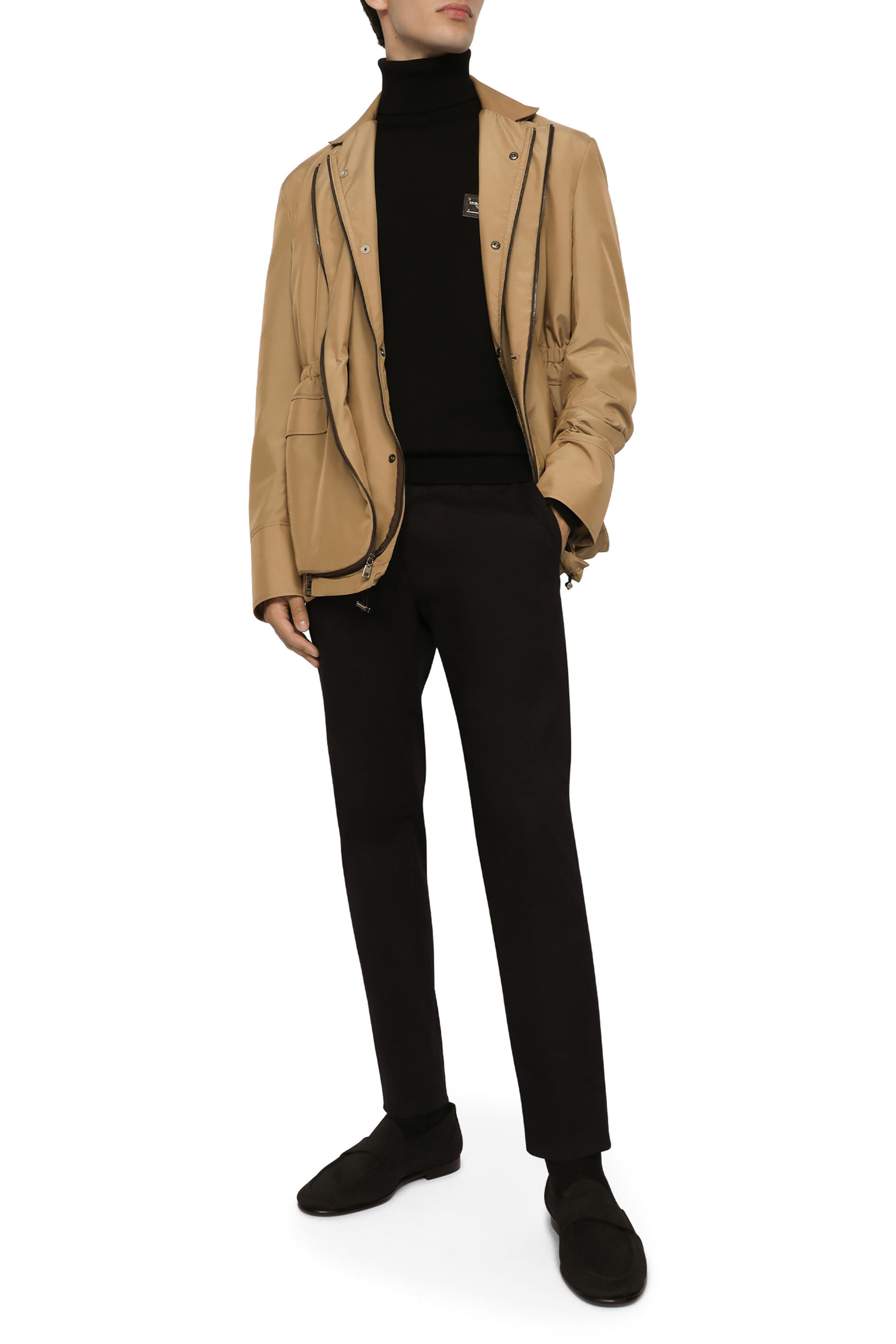 كنزة بياقة عالية وشعار الماركة صوف