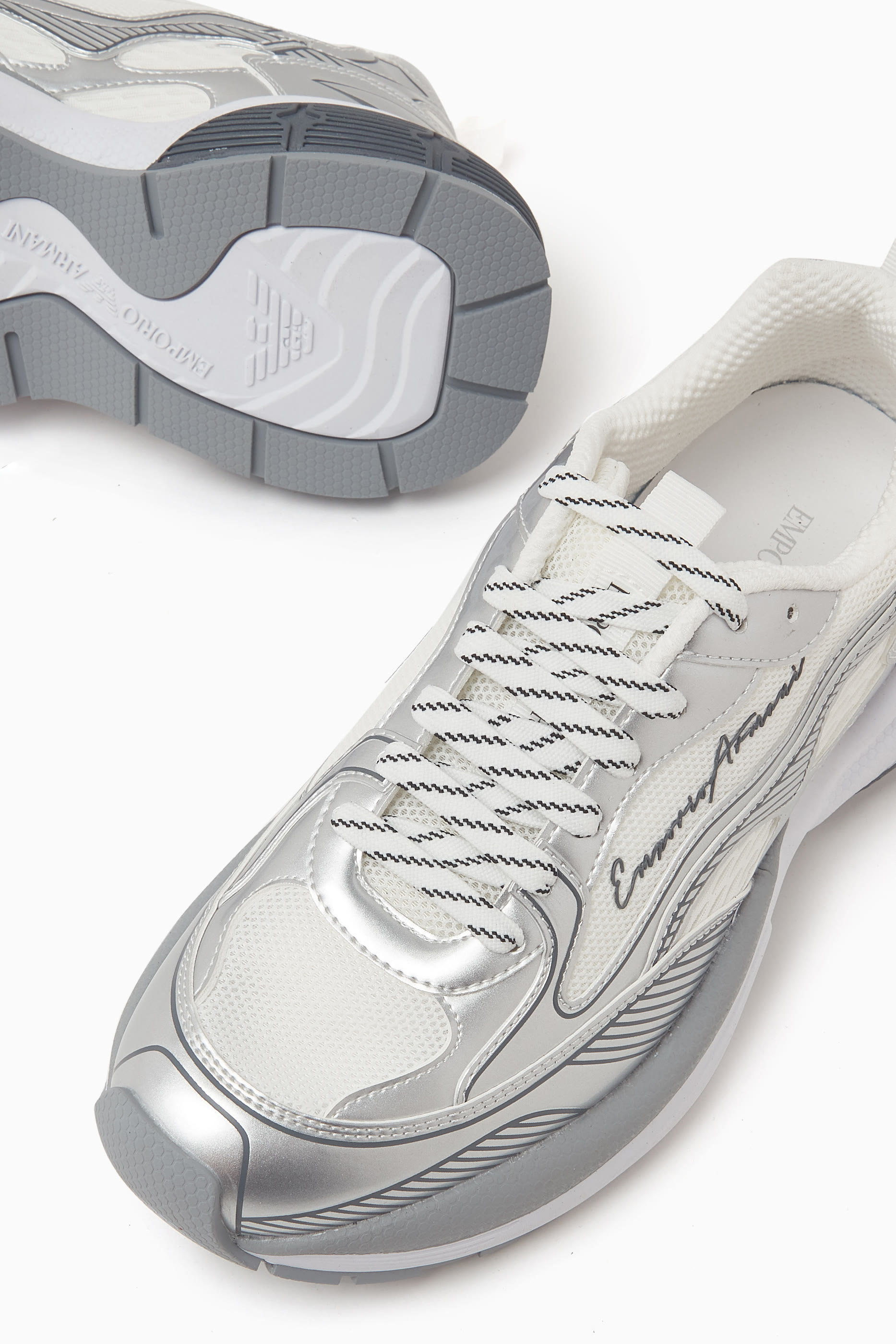 سنيكرز بشعار الماركة قماش شبكي وتفاصيل لامعة