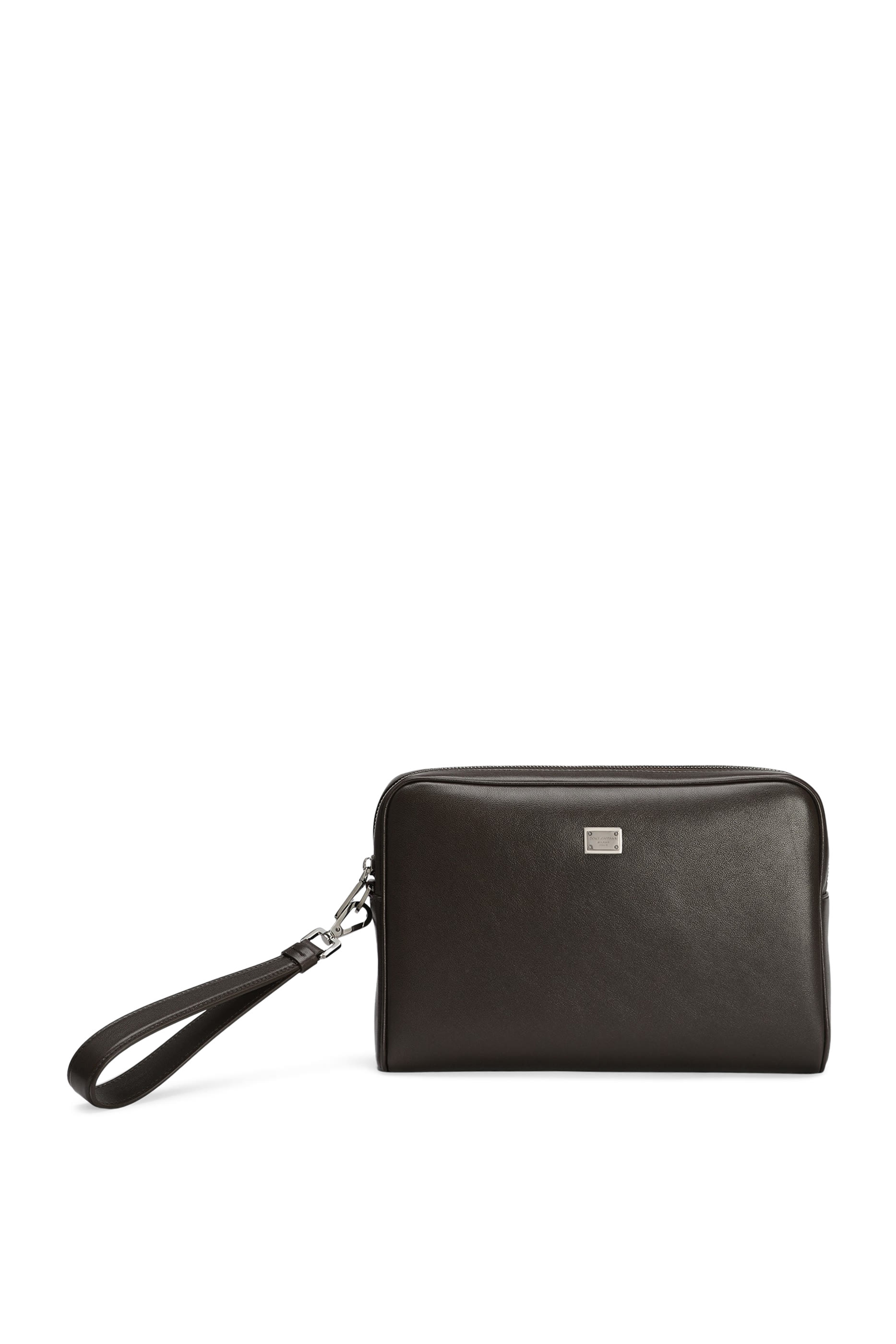 حقيبة صغيرة بسوار معصم وشعار الماركة