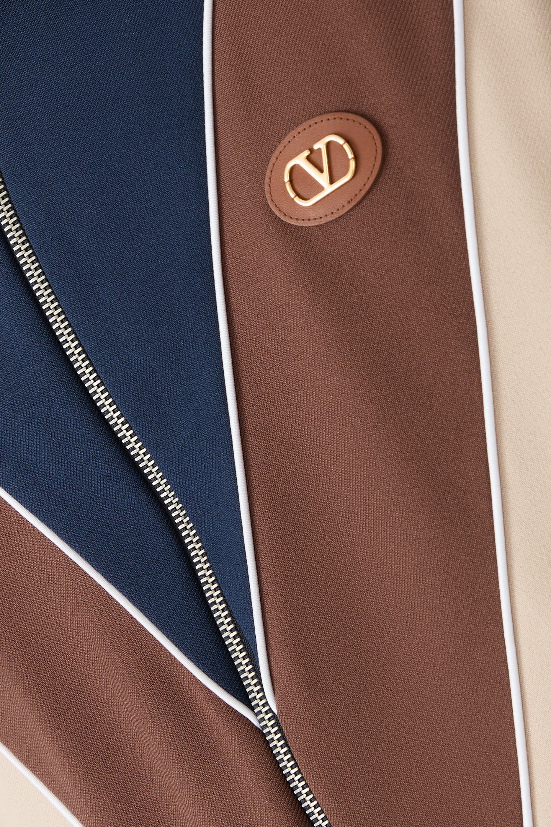 سويت شيرت بسحاب ورقعة شعار الماركة