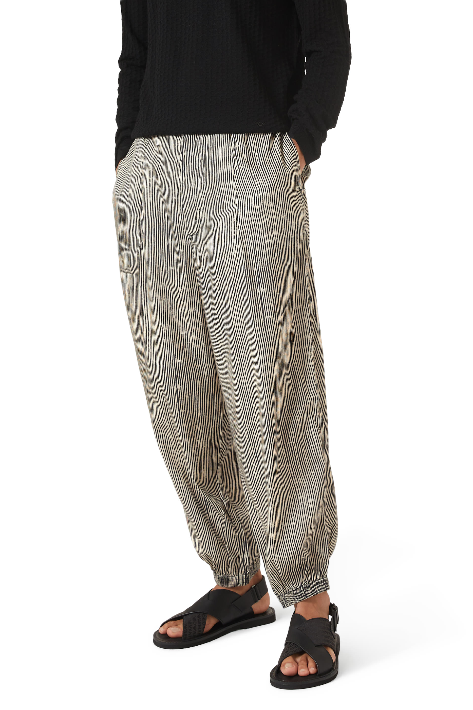 صندل بأشرطة متقاطعة جلد وجكار