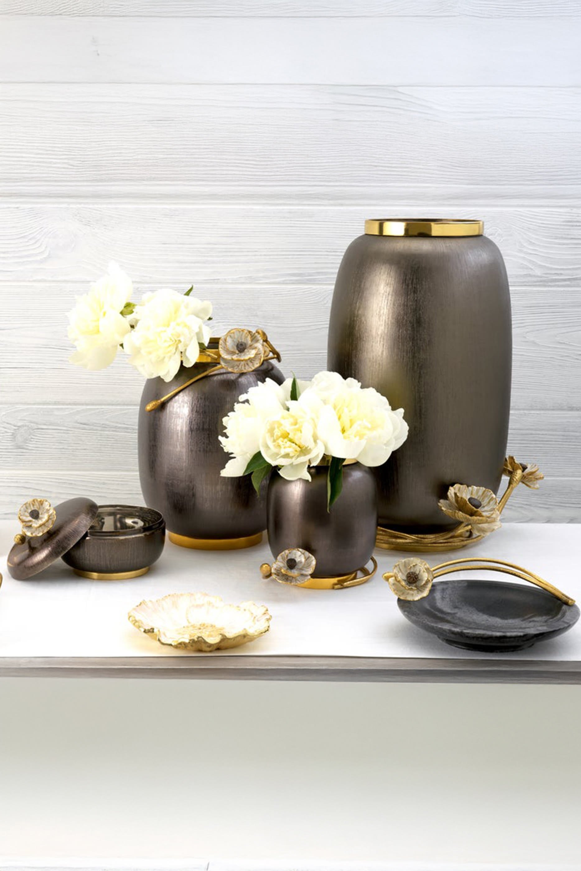 مزهرية صغيرة مزينة بزهور شقائق النعمان