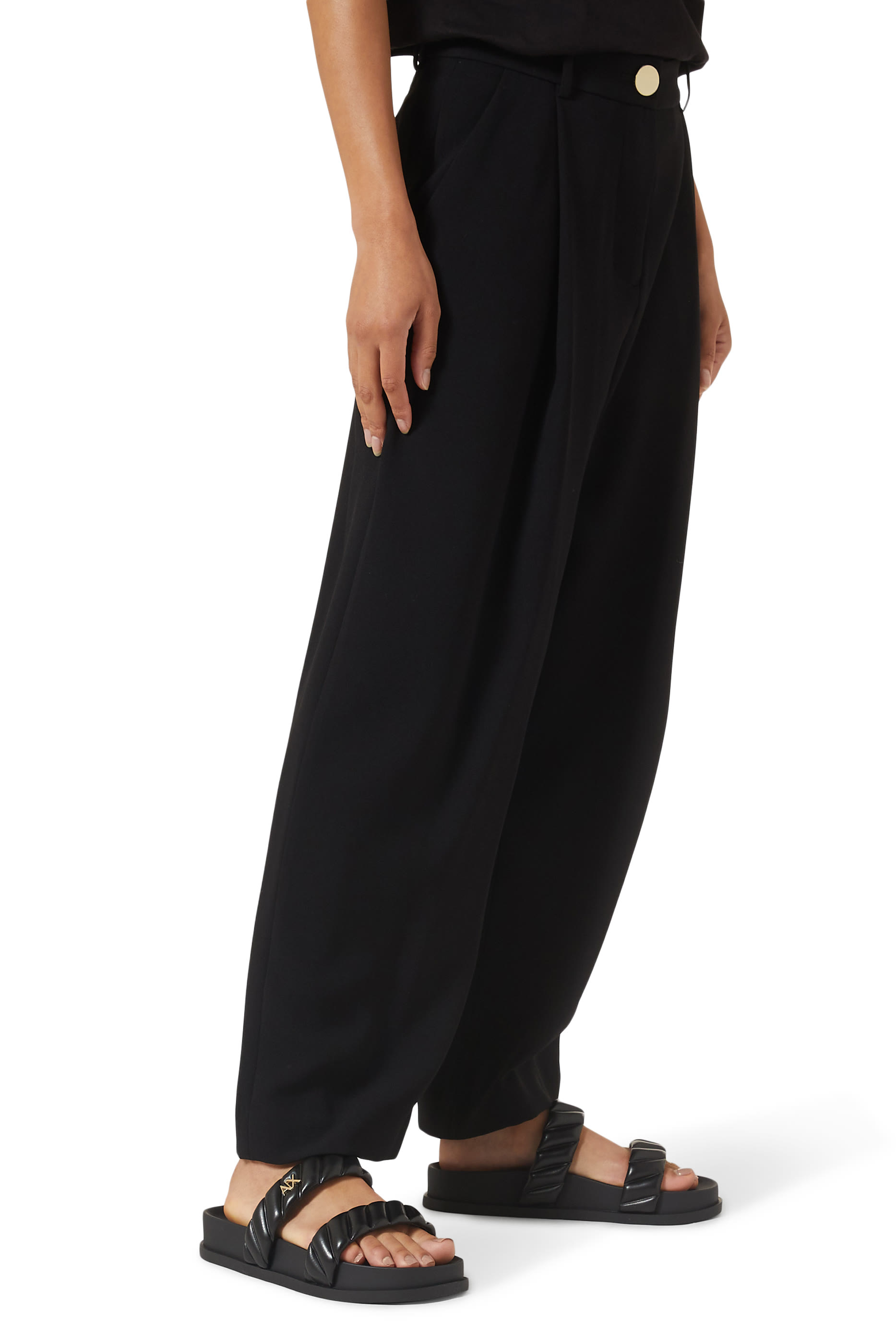 صندل بنعل مسطح وشعار الماركة