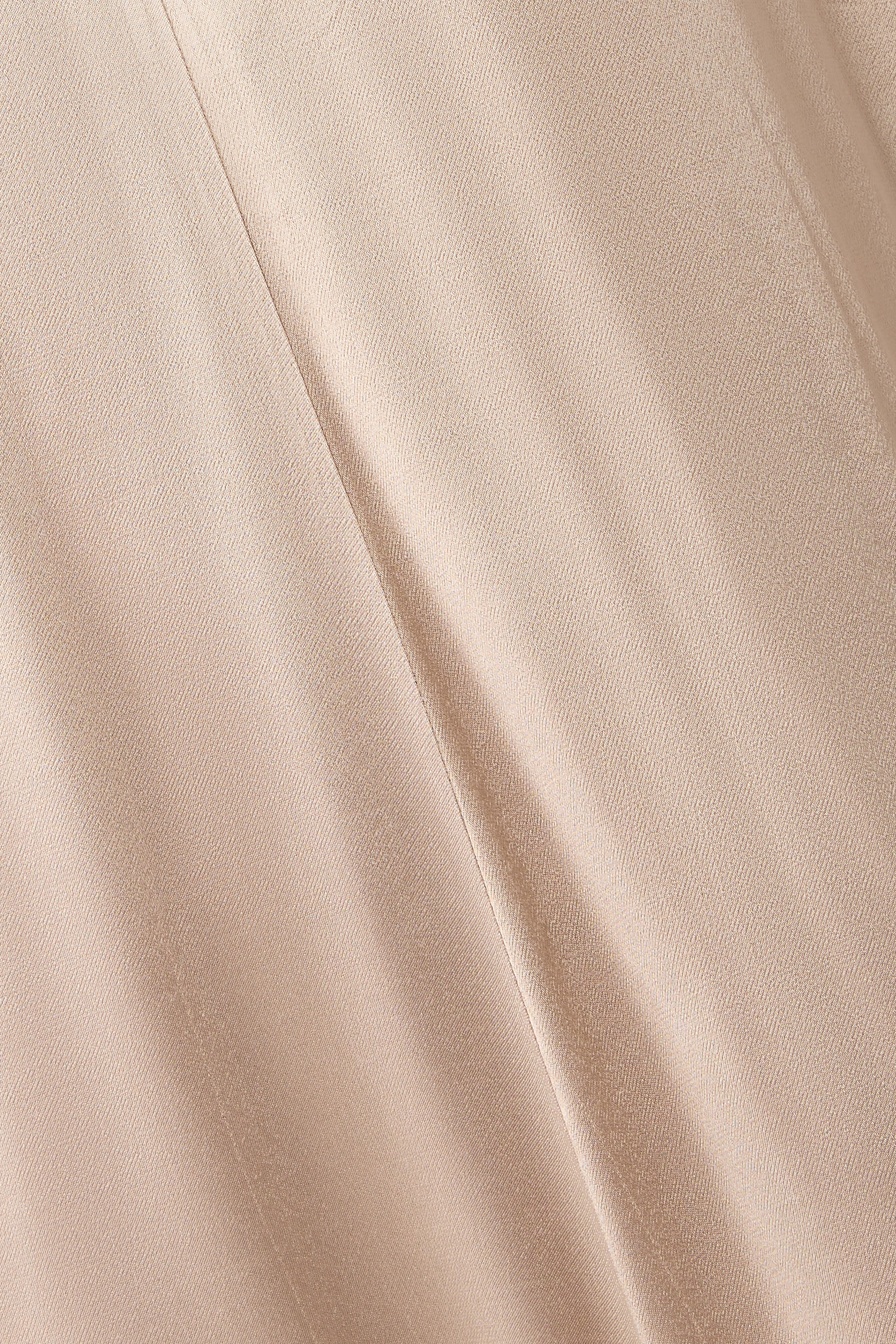 فستان لا لون طويل بوشاح مقسم بأجزاء 