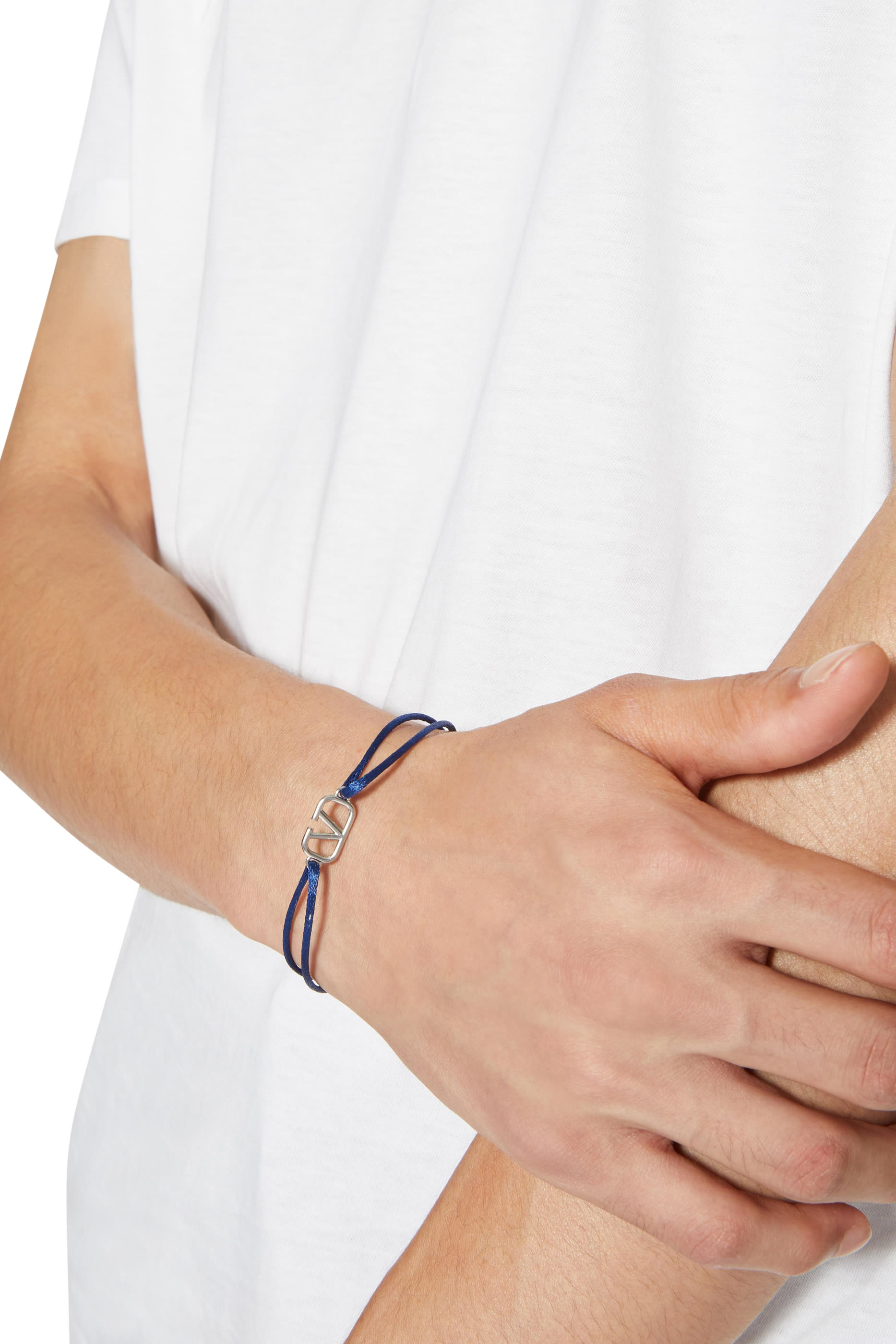 سوار بشعار V المميز للماركة