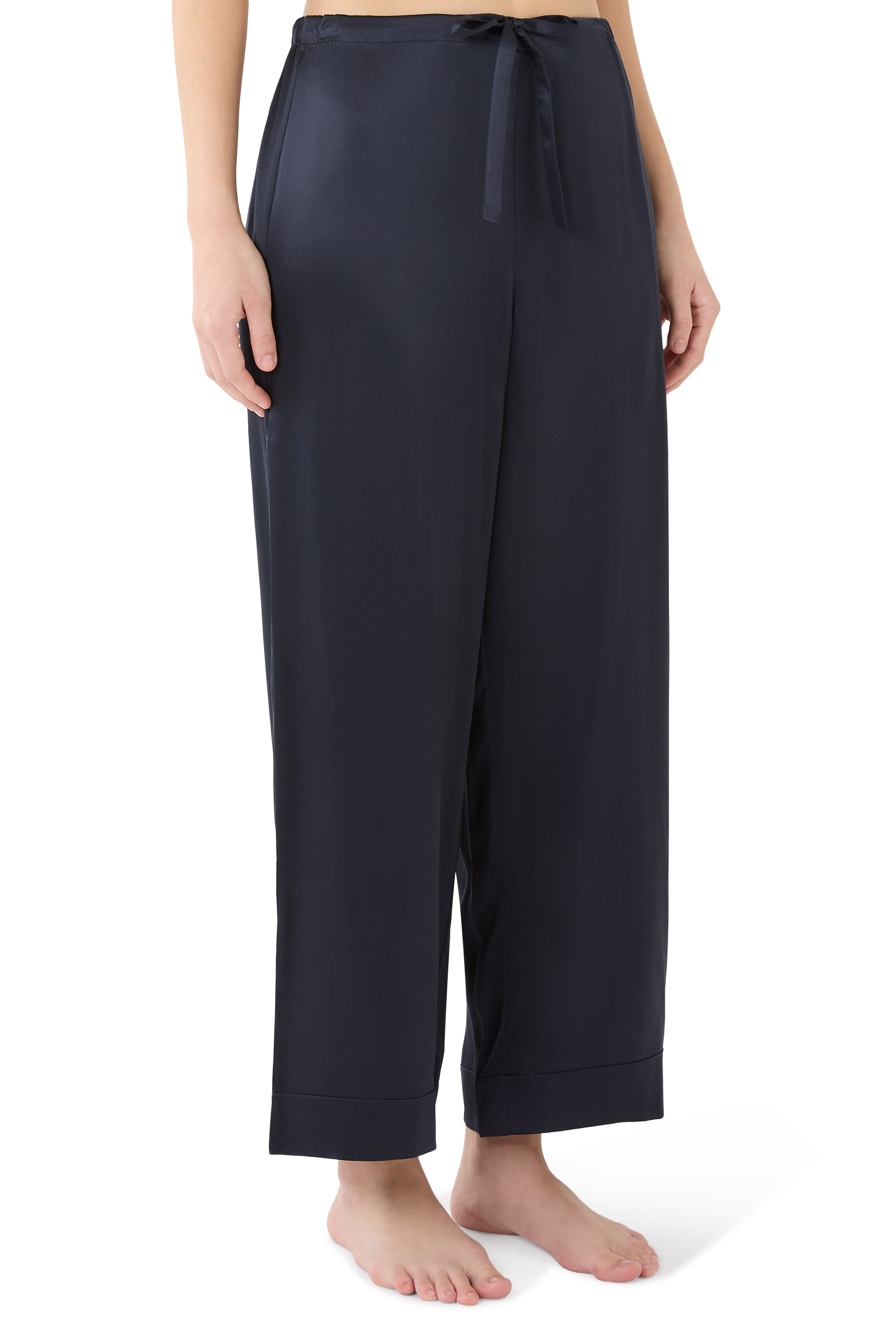 طقم بيجامة بأكتاف منخفضة وجيوب حرير