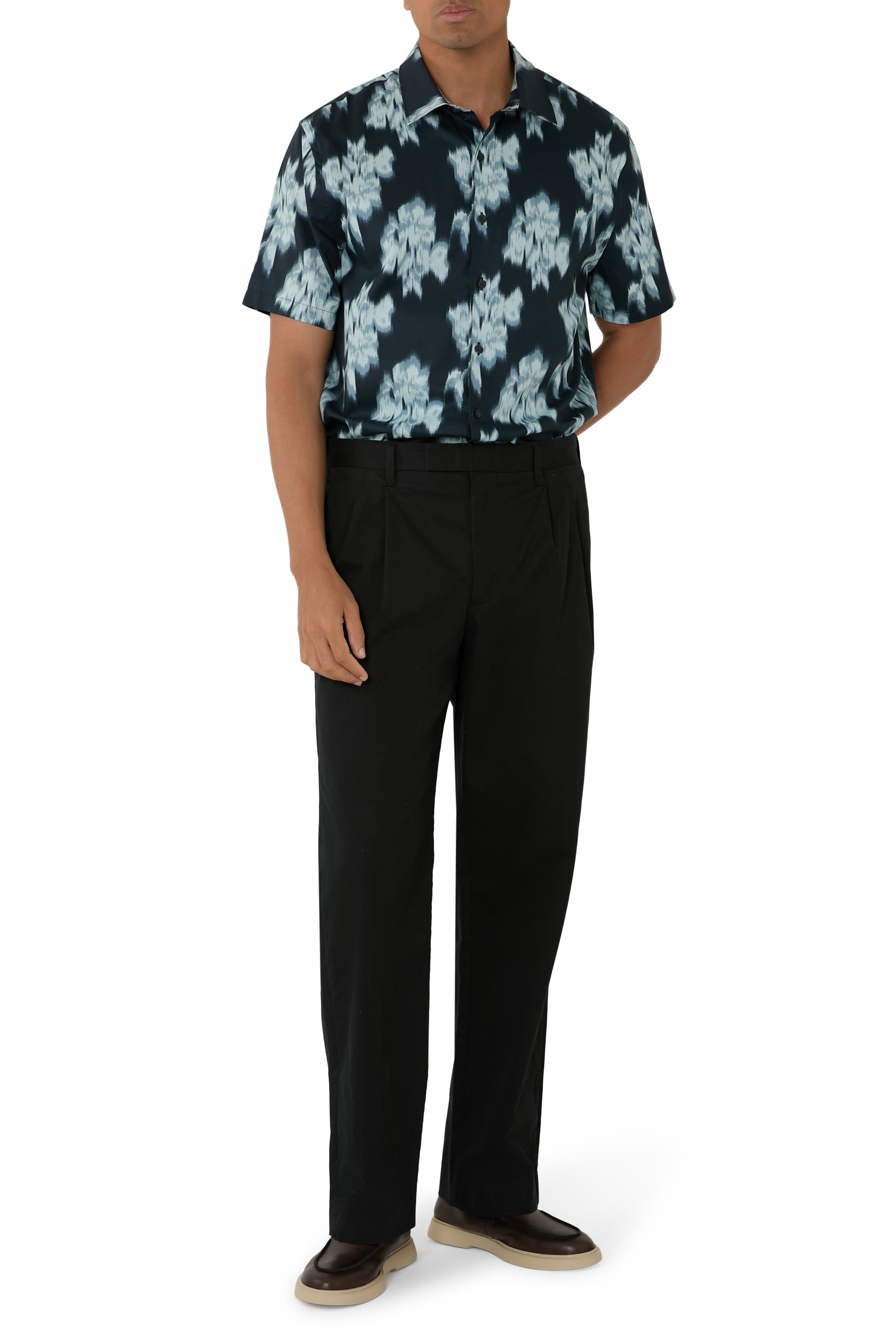 قميص بأكمام قصيرة وأزرار ونقشة زهور باهتة