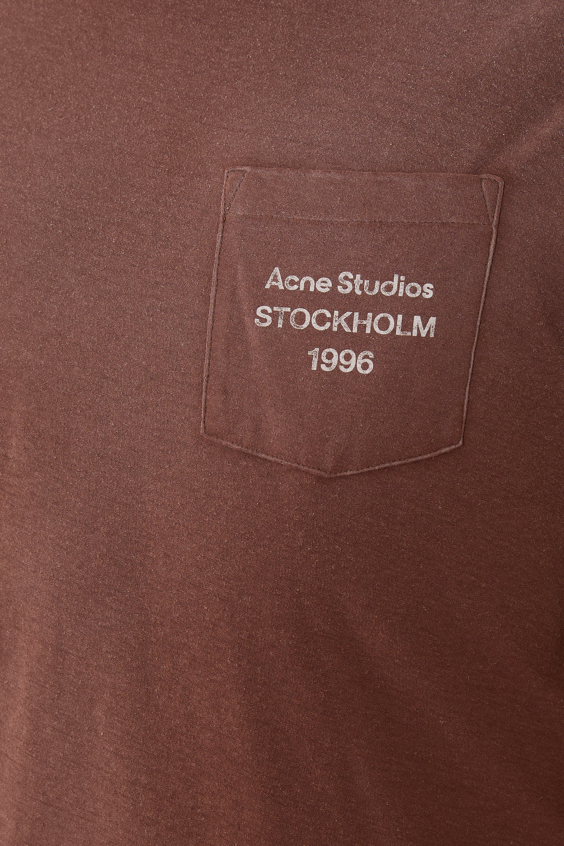 تيشيرت بشعار الماركة