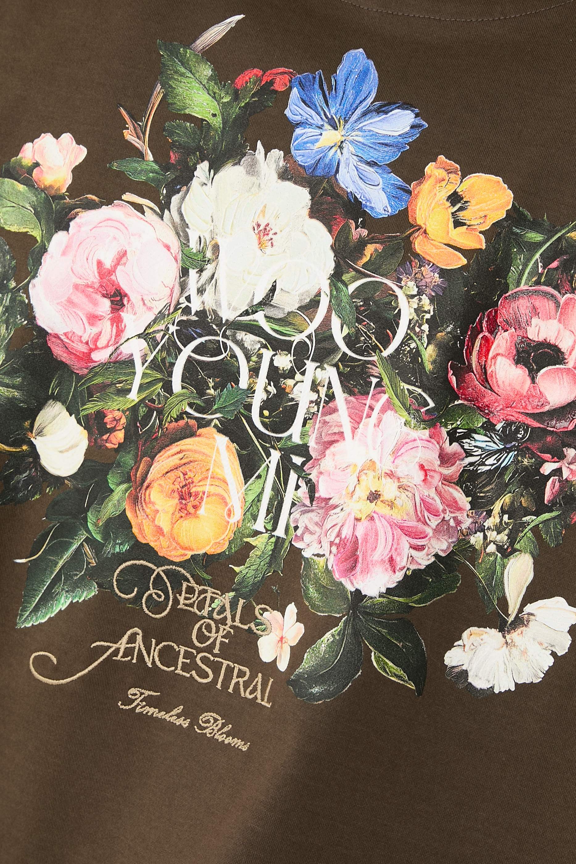 تيشيرت بنقشة شعار الماركة وزهور