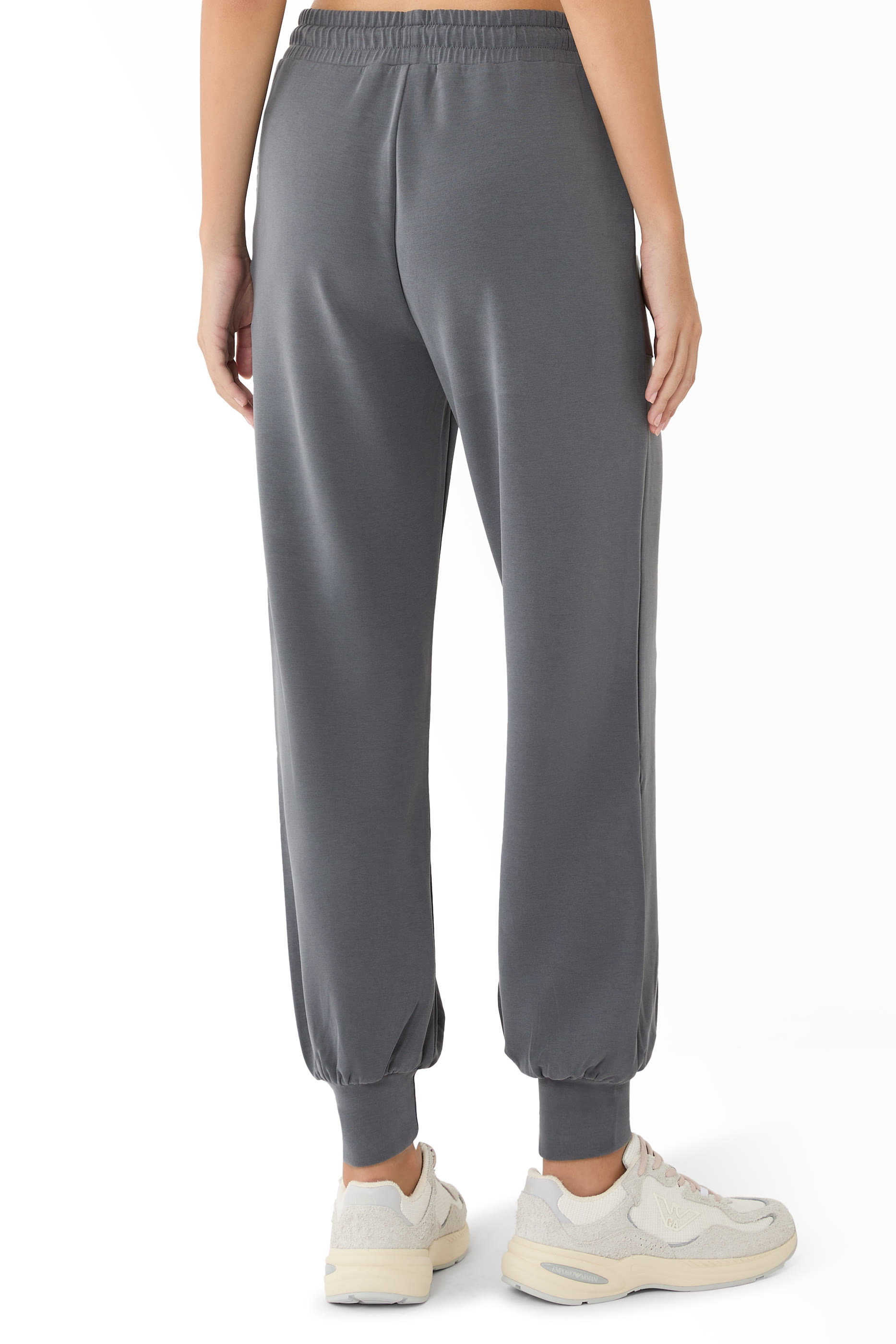 بنطال رياضي بقصة فضفاضة بشعار الماركة