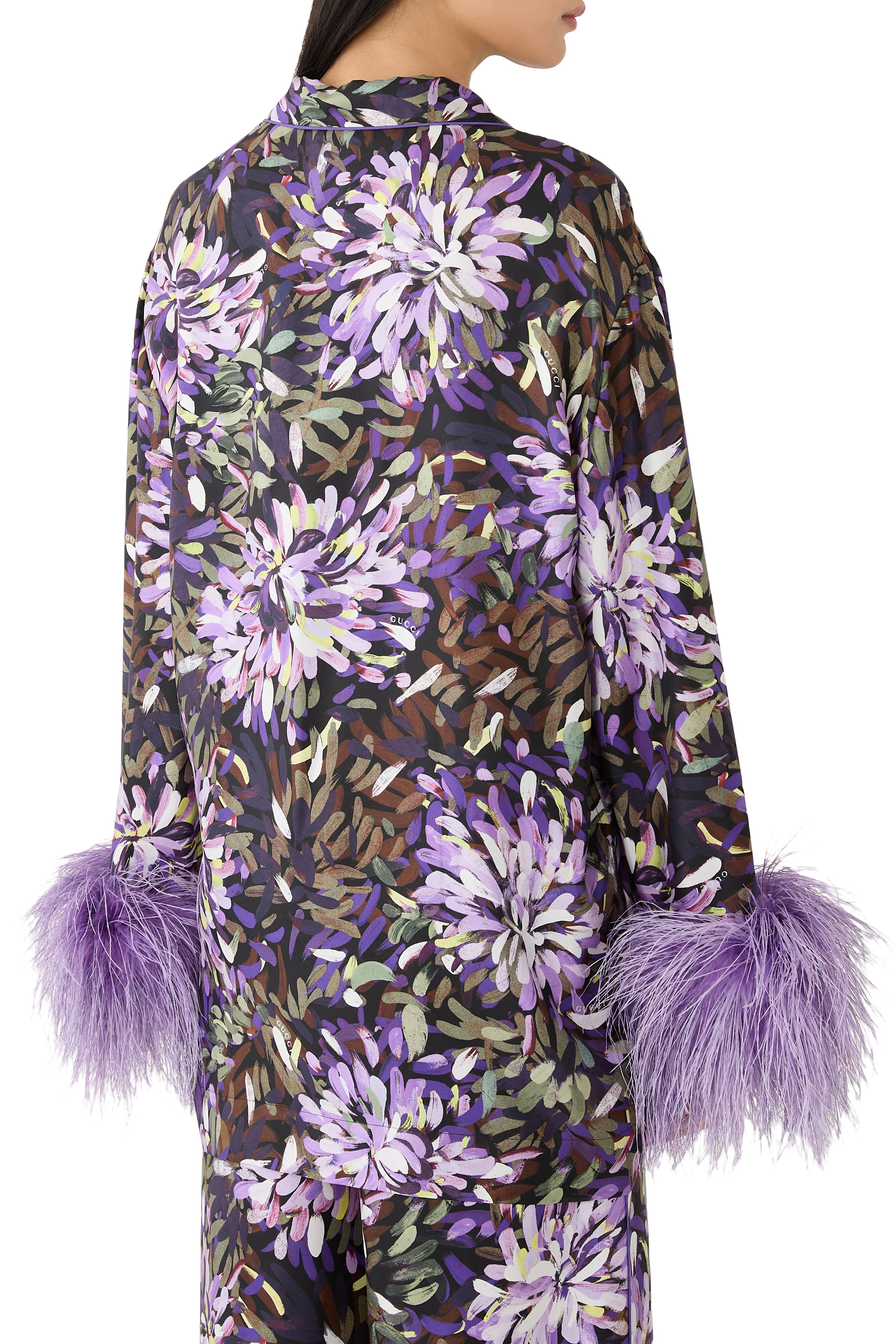 قميص بنقشة وأساور بريش