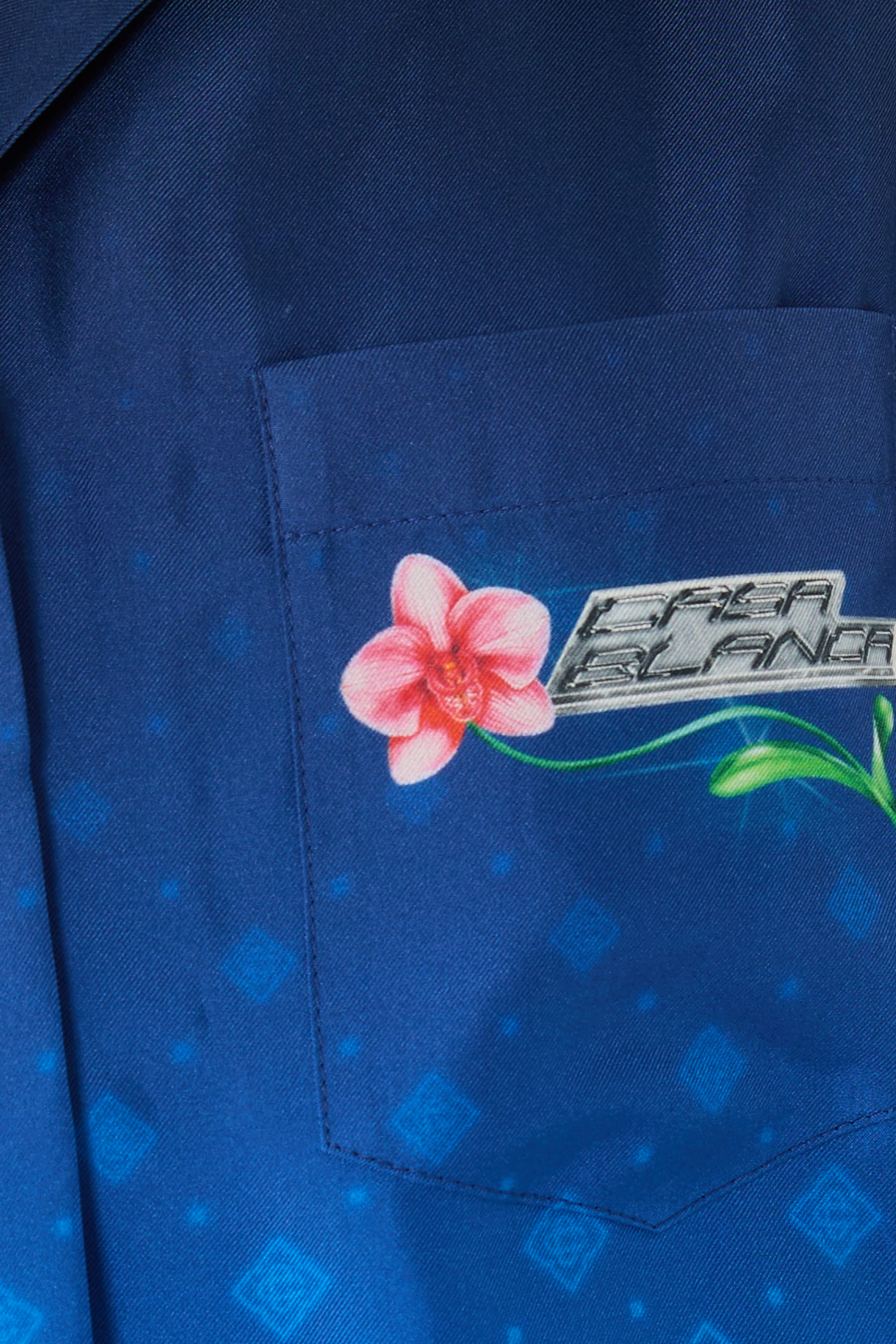 قميص بطبعة زهرة الأوركيد وحروف شعار الماركة حرير