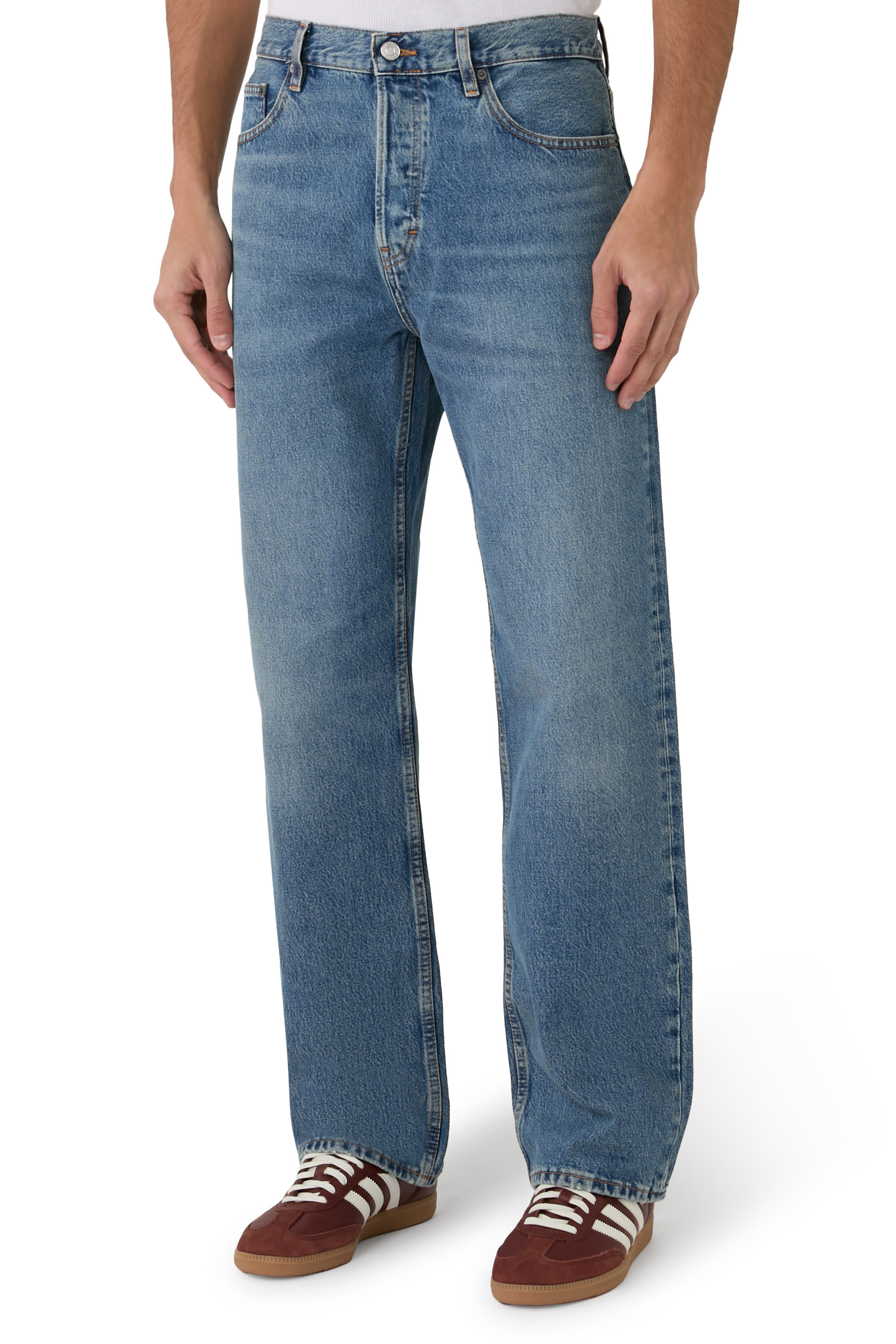 بنطال جينز بقصة مريحة