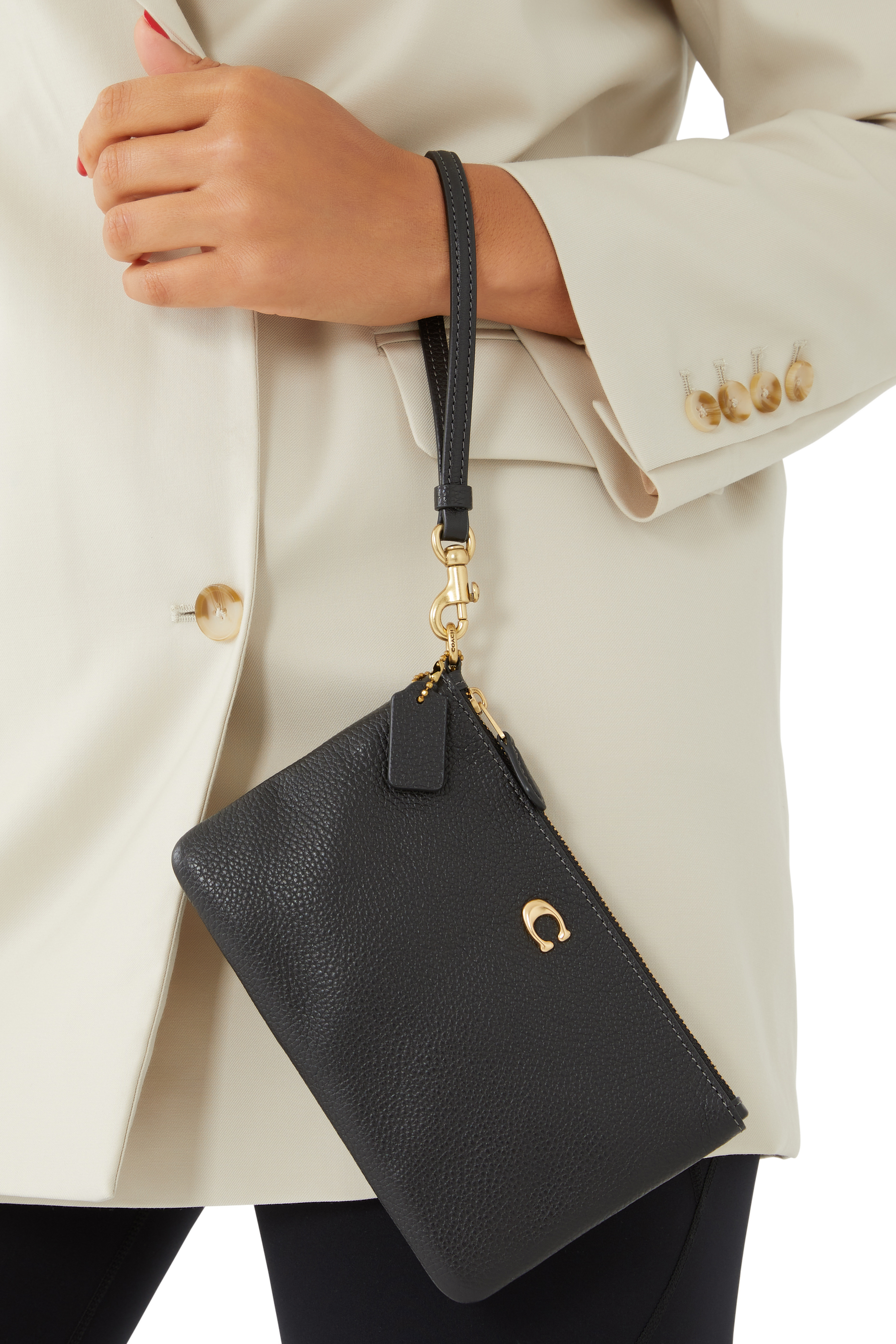 حقيبة بسوار معصم وحلية بحرف شعار الماركة