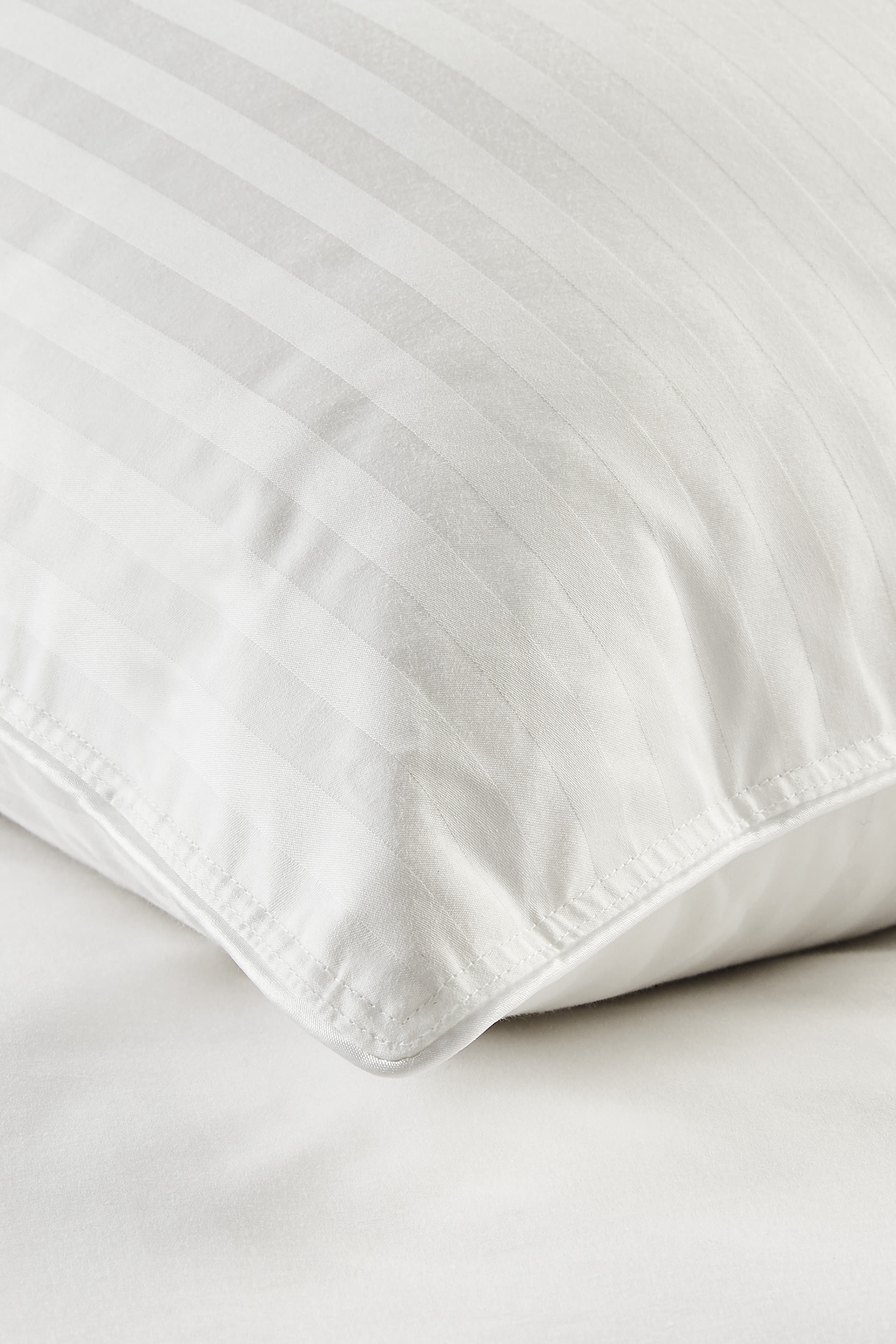 وسادة فاخرة مبطنة بزغب الإوز المجري