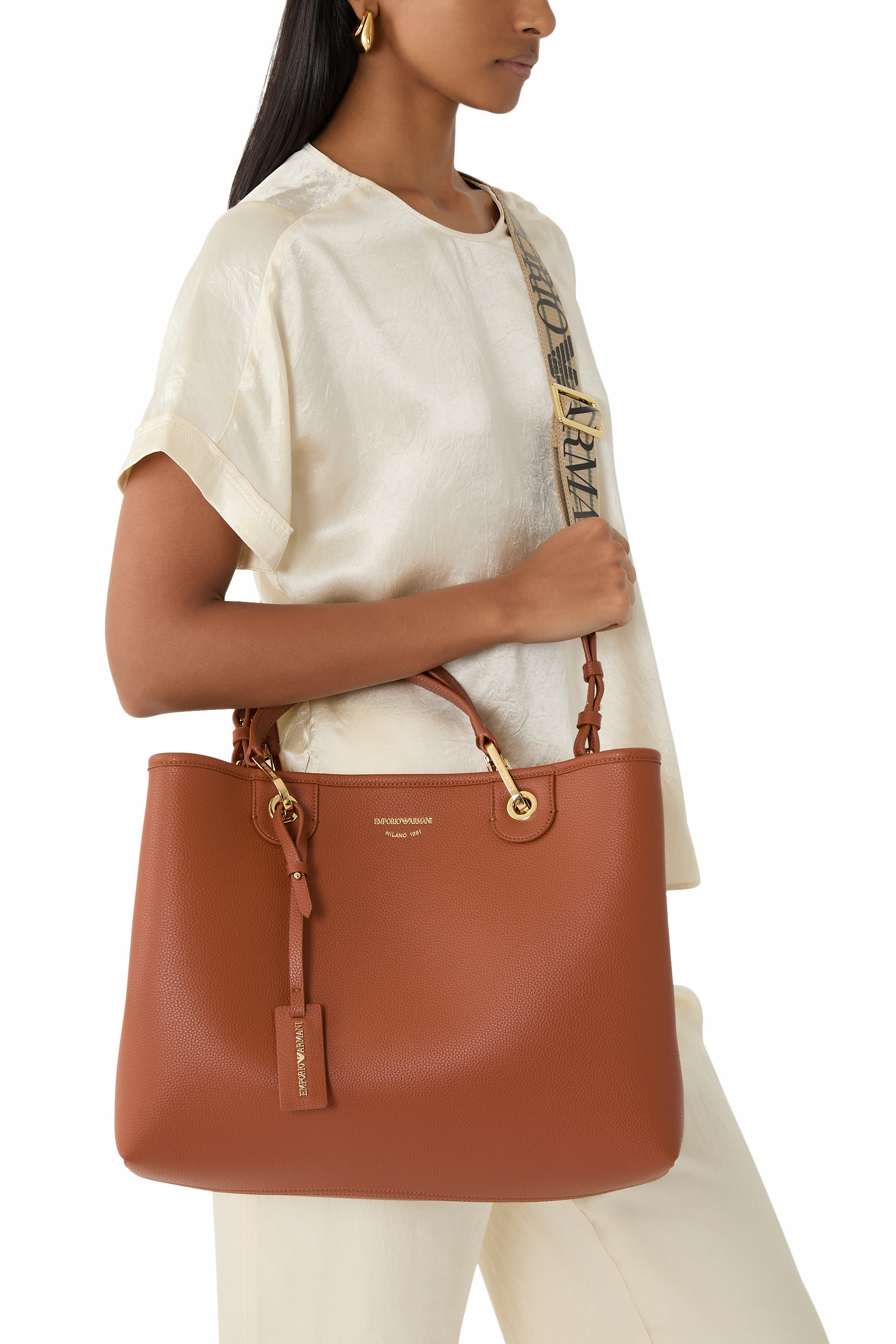 حقيبة يد متوسطة بشعار الماركة