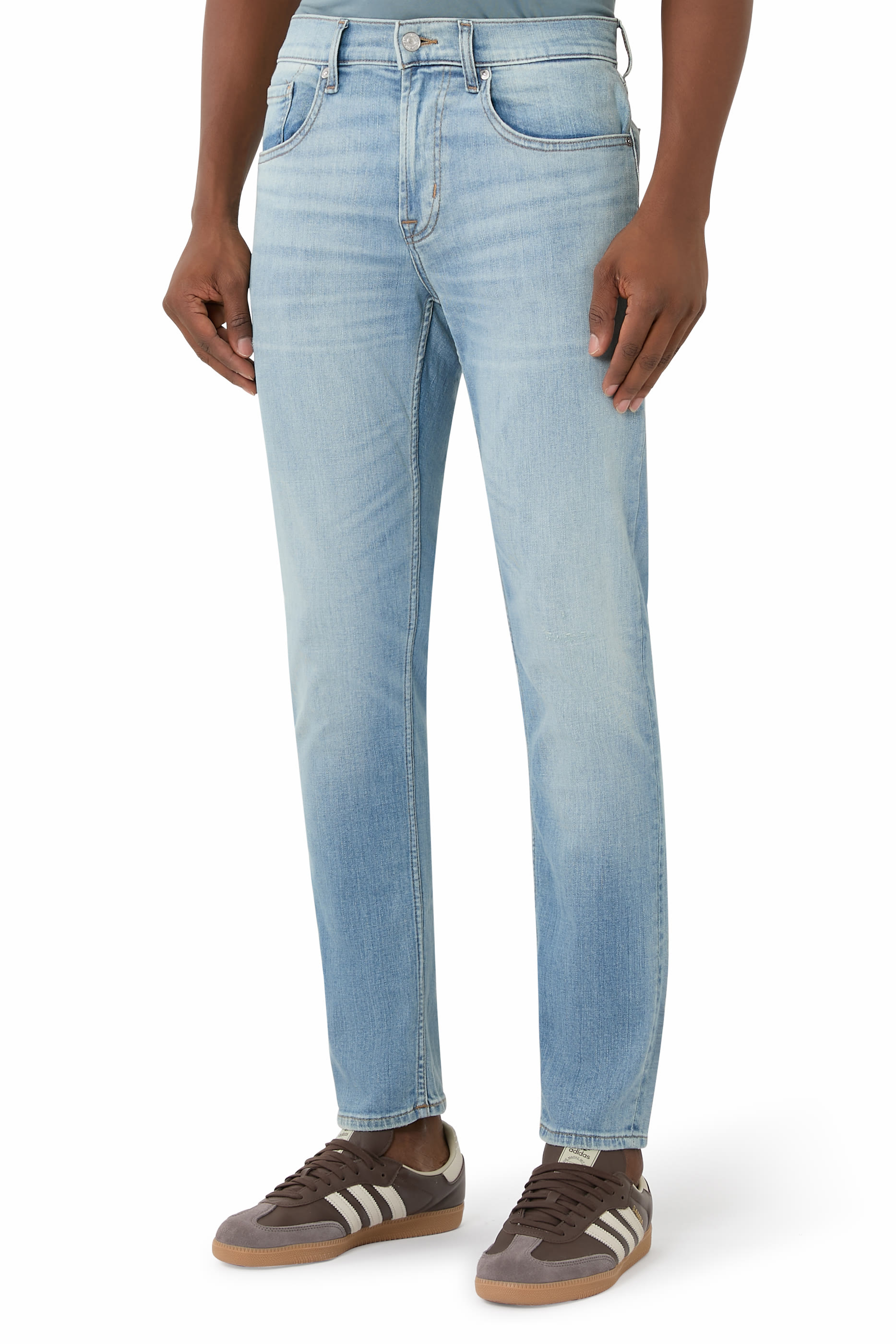 بنطال جينز بقصة ضيقة مدببة