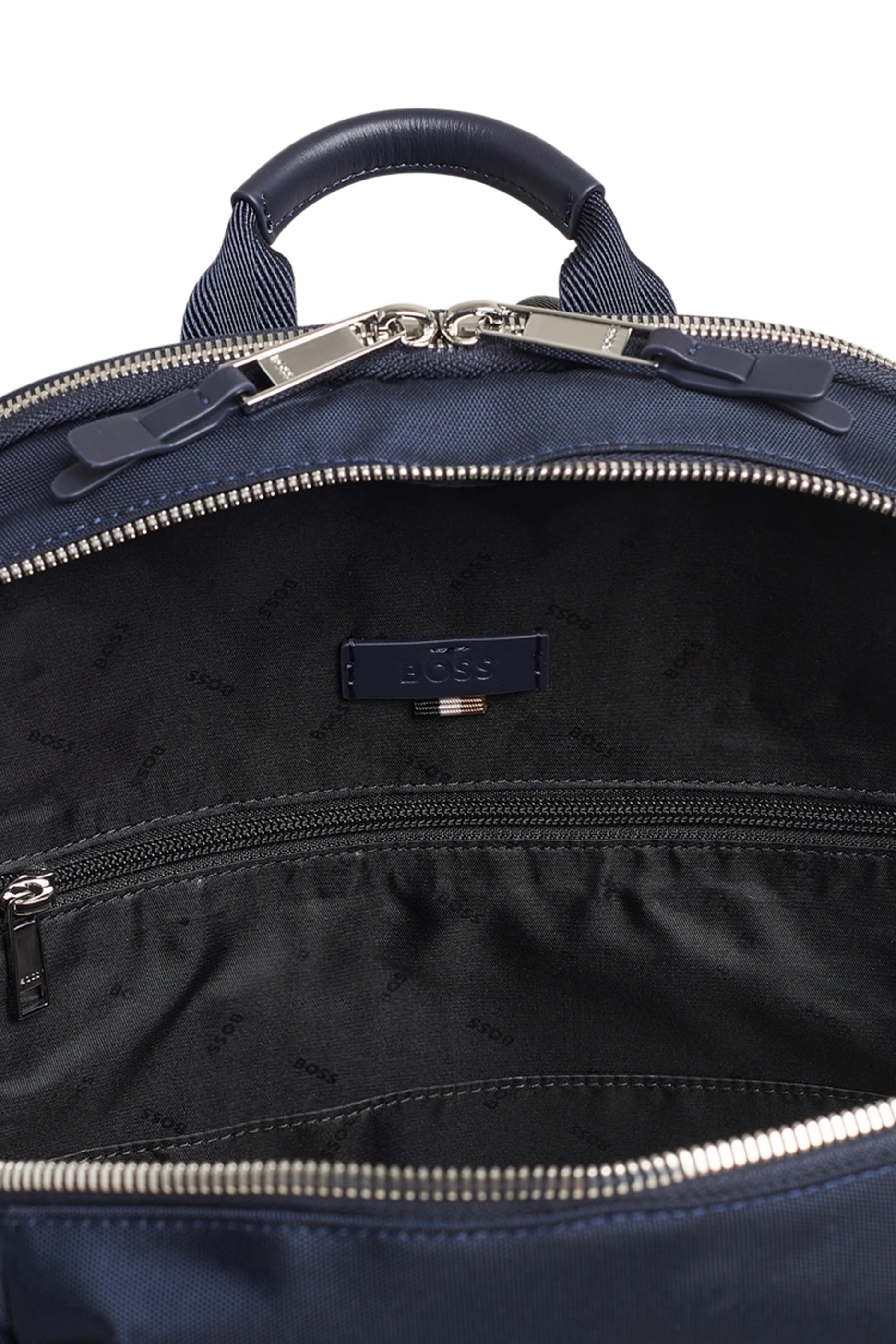 حقيبة ظهر مزينة بشعار الماركة فضي اللون وحواف جلد