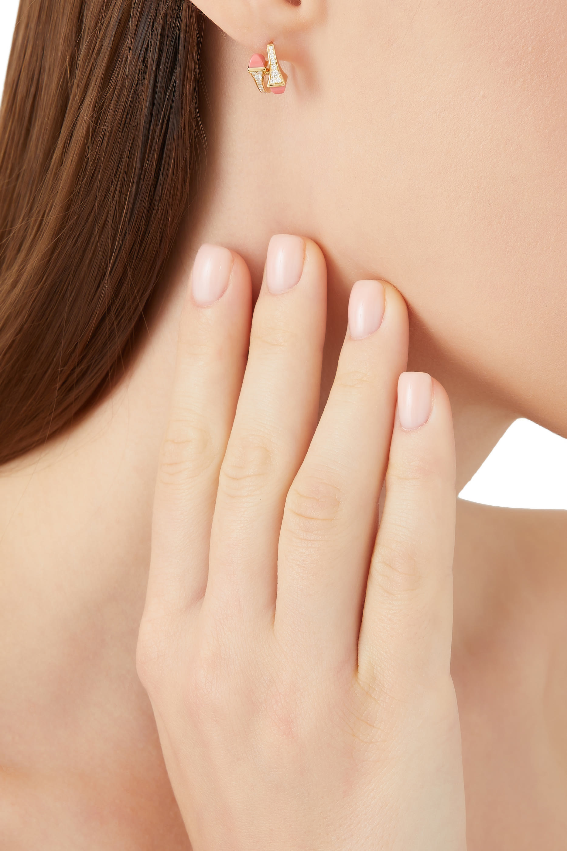 أقراط كليو هاجي مرصعة بالماس ومرجان وردي