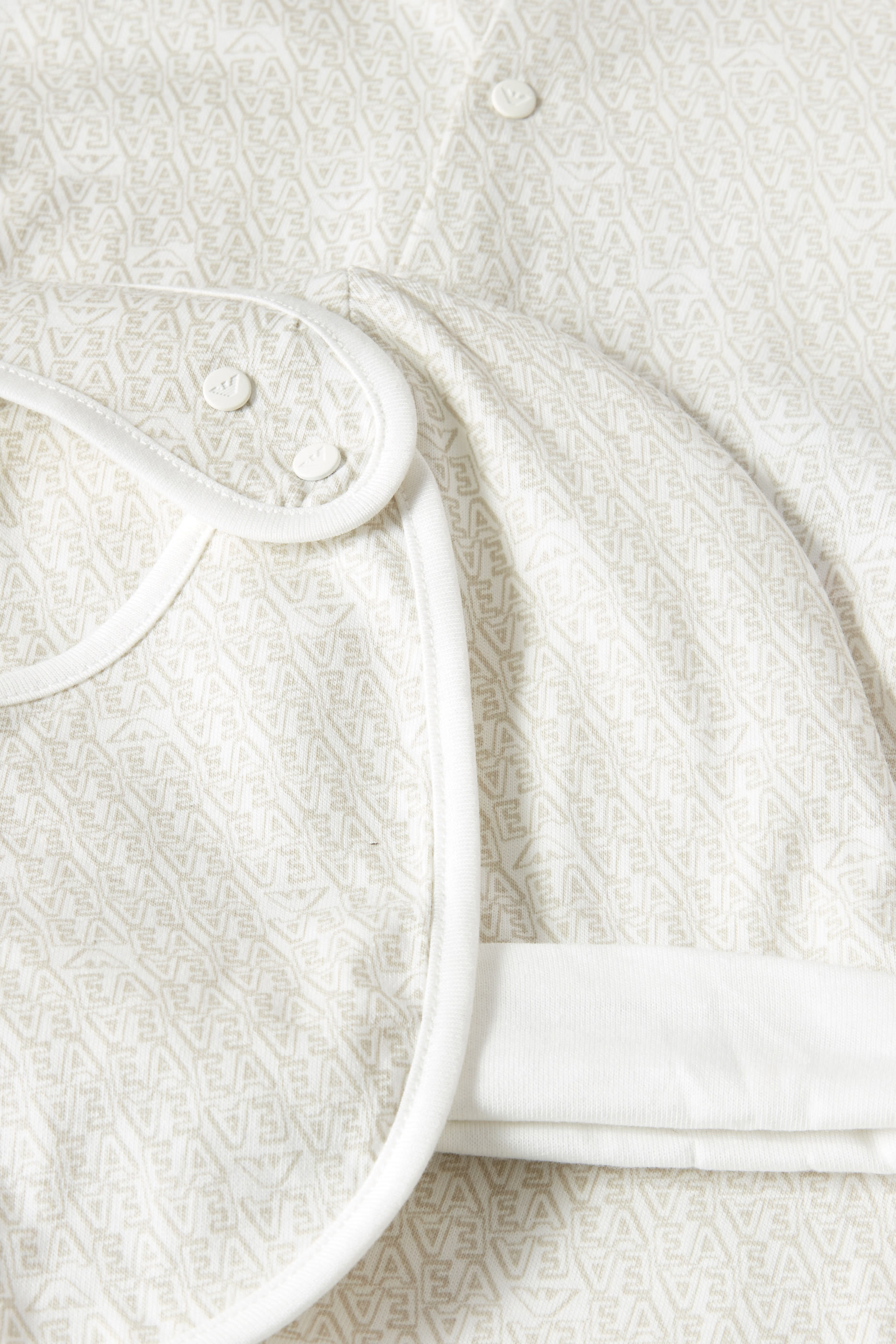 طقم هدايا بشعار الماركة للاطفال