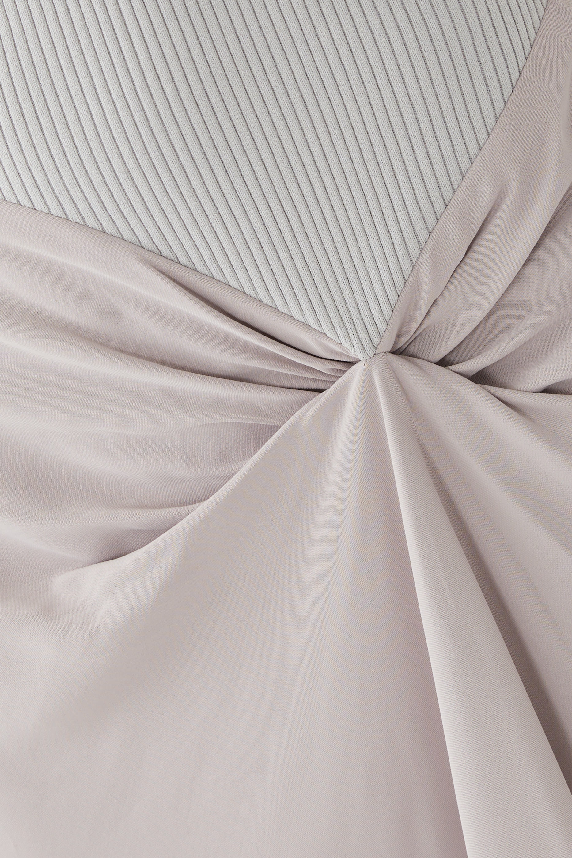 فستان طويل بتفاصيل منسوجة