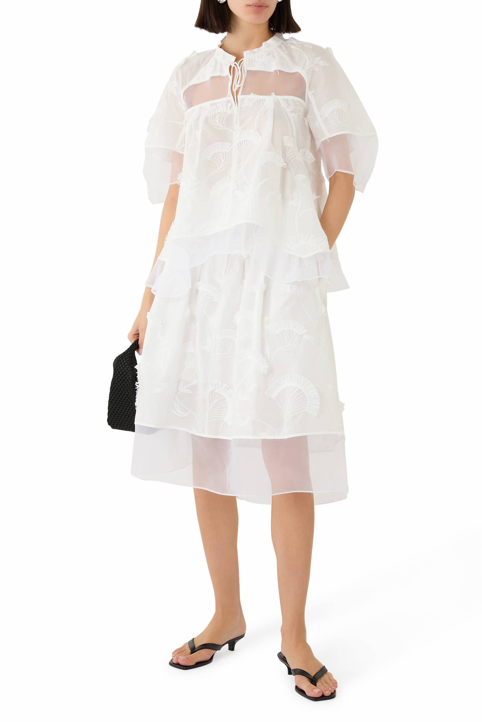 بلوزة بتطريزات فوال وأورجانزا