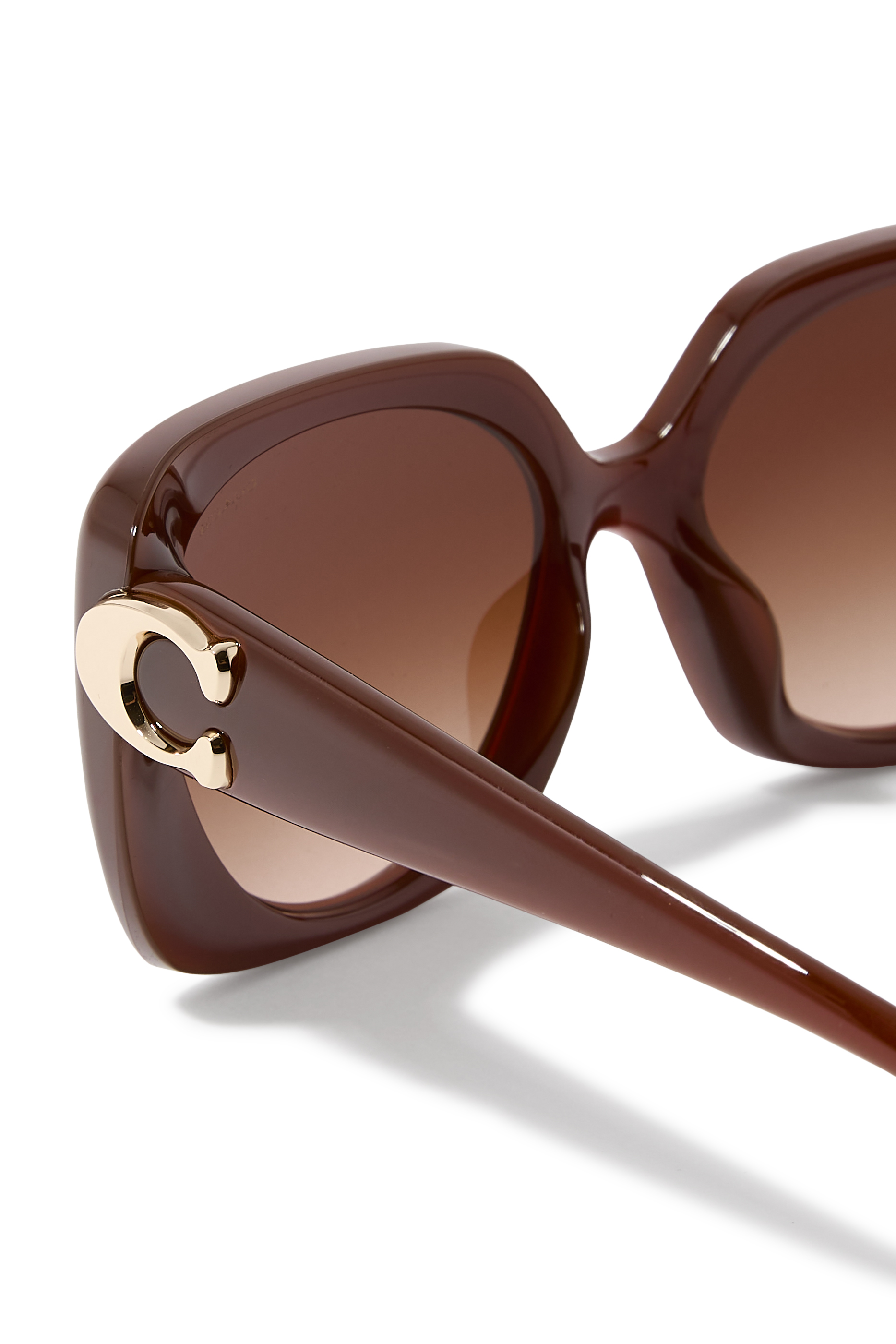 نظارة شمسية بإطار مربع كبير وشعار الماركة