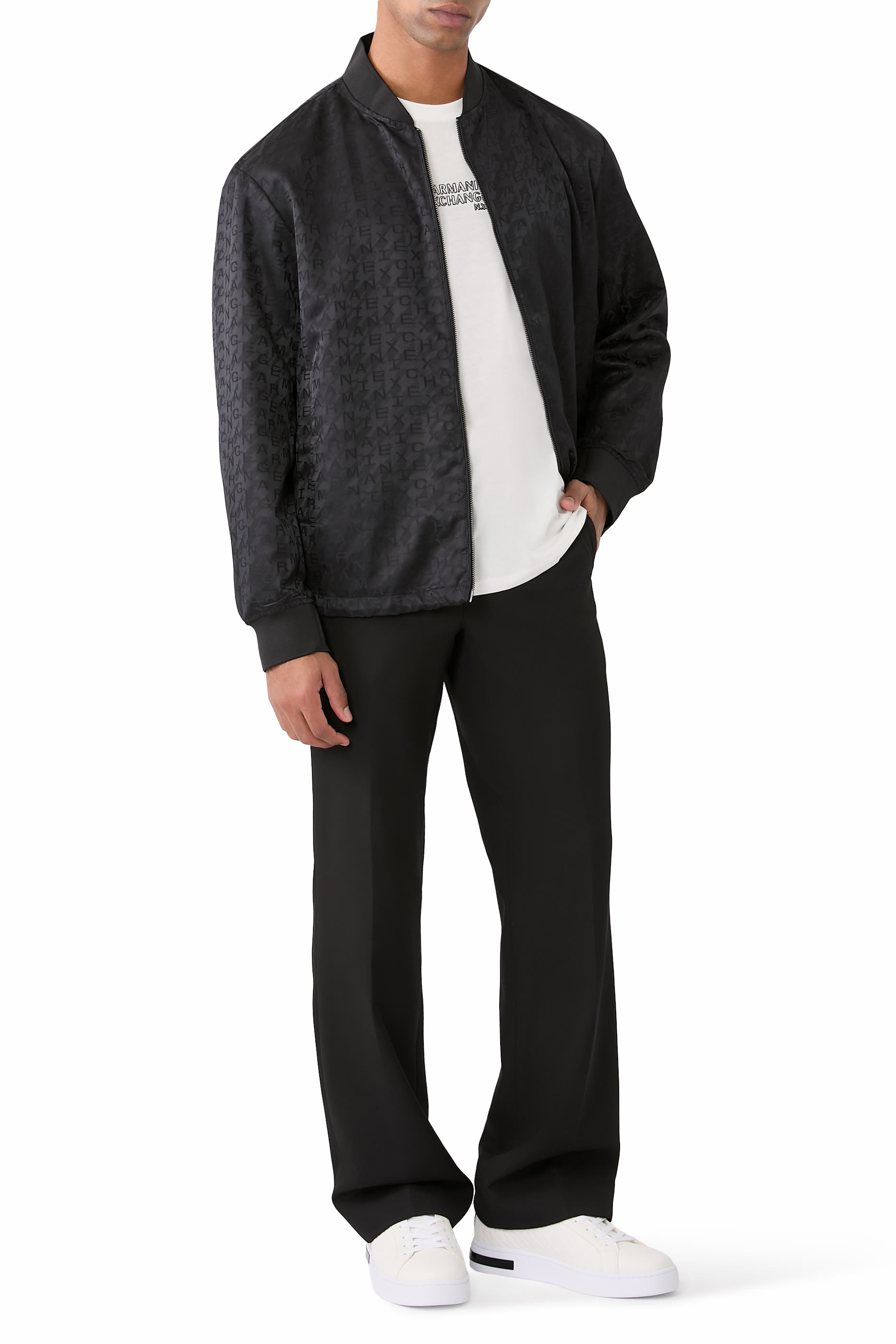 جاكيت مزين كليا بشعار الماركة