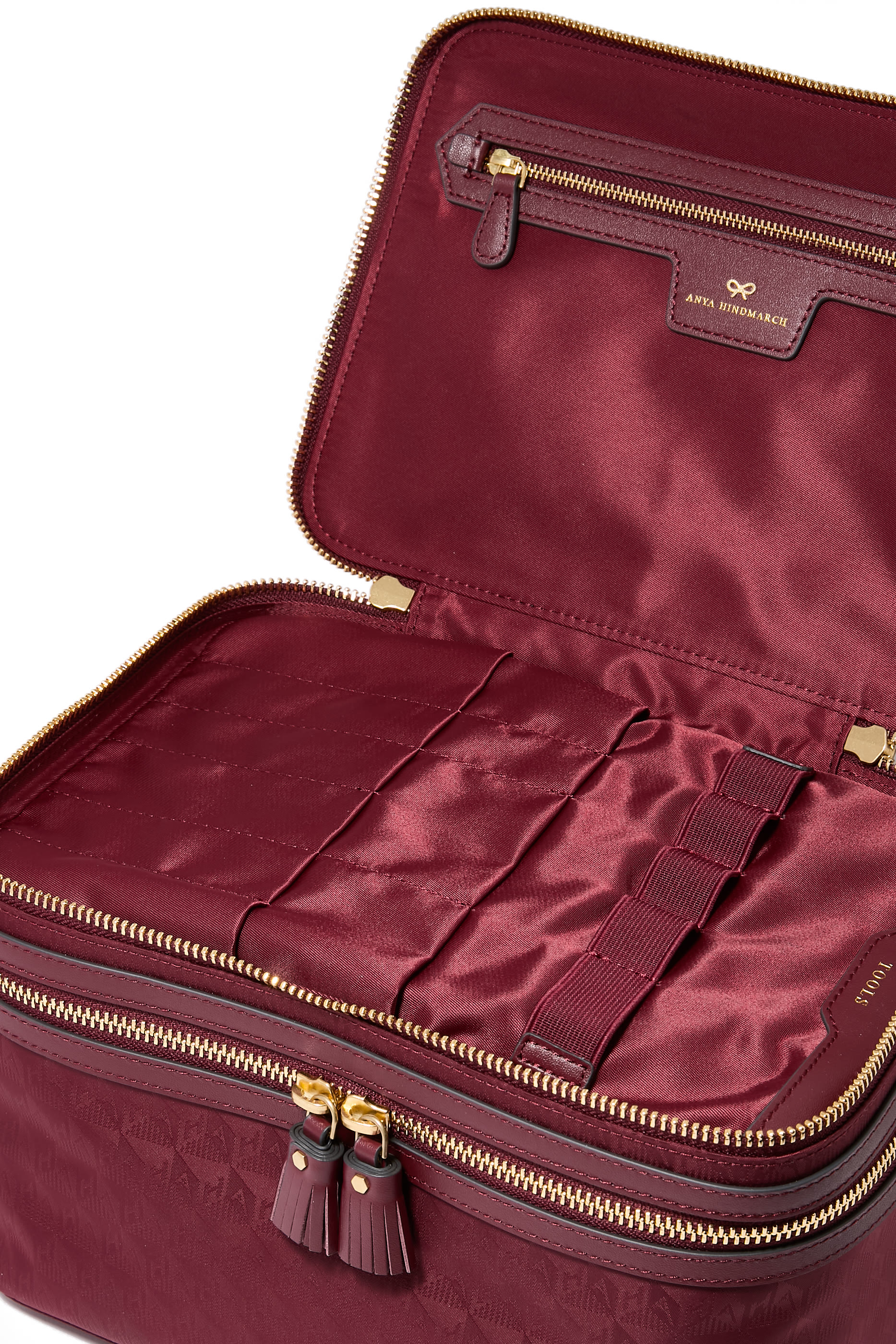 حقيبة مستحضرات تجميل بشعار الماركة