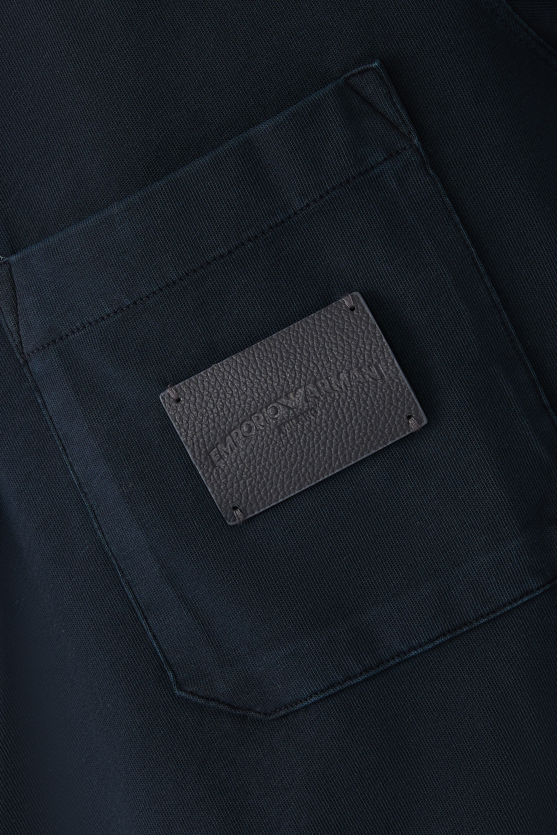 تيشيرت بأكمام قصيرة ورقعة شعار الماركة