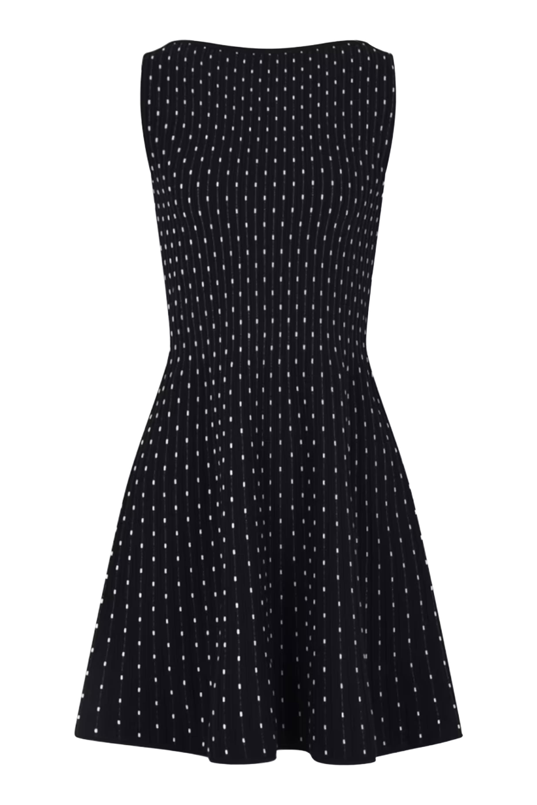 فستان بياقة قارب وتنورة واسعة