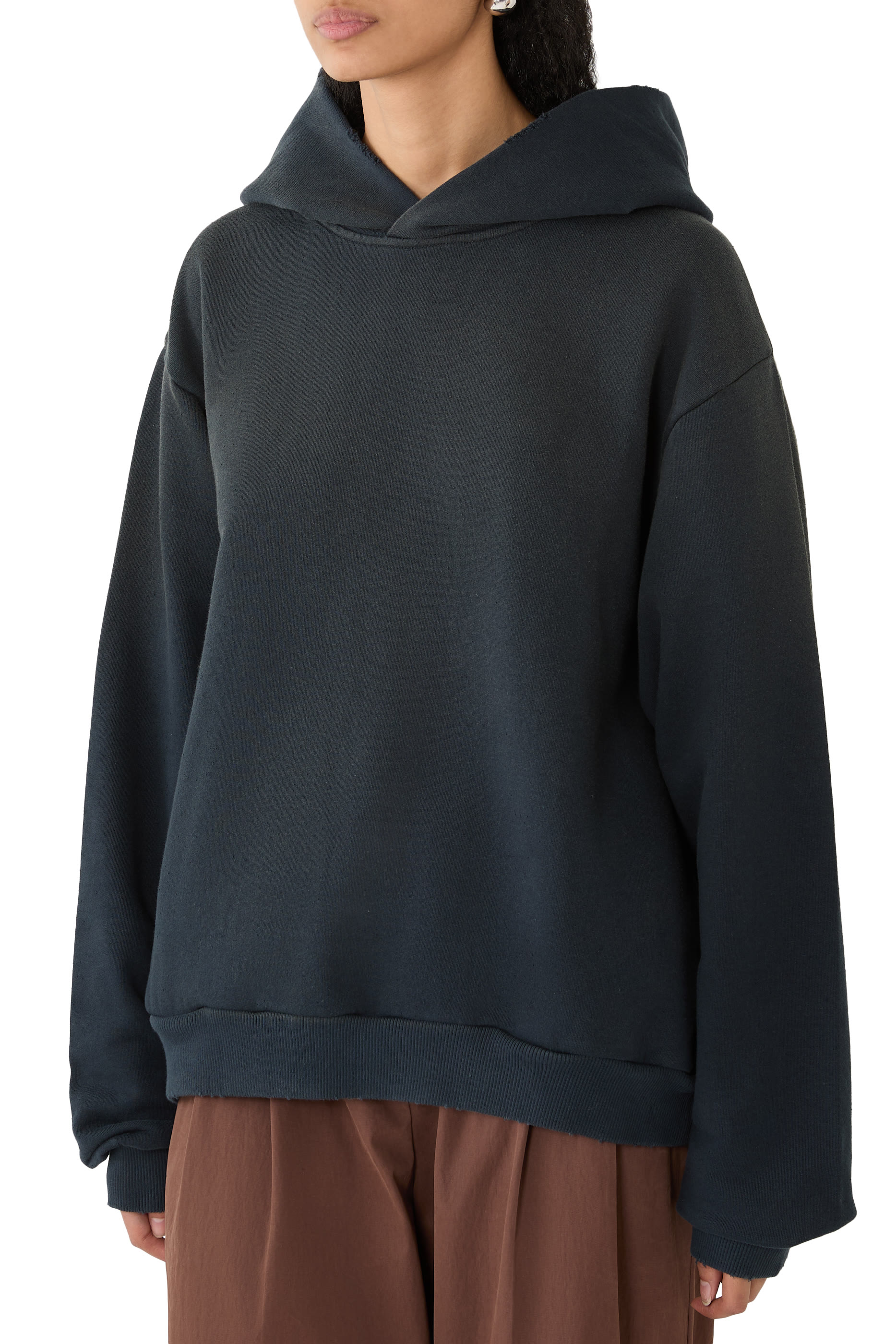 كنزة بغطاء رأس وشعار الماركة