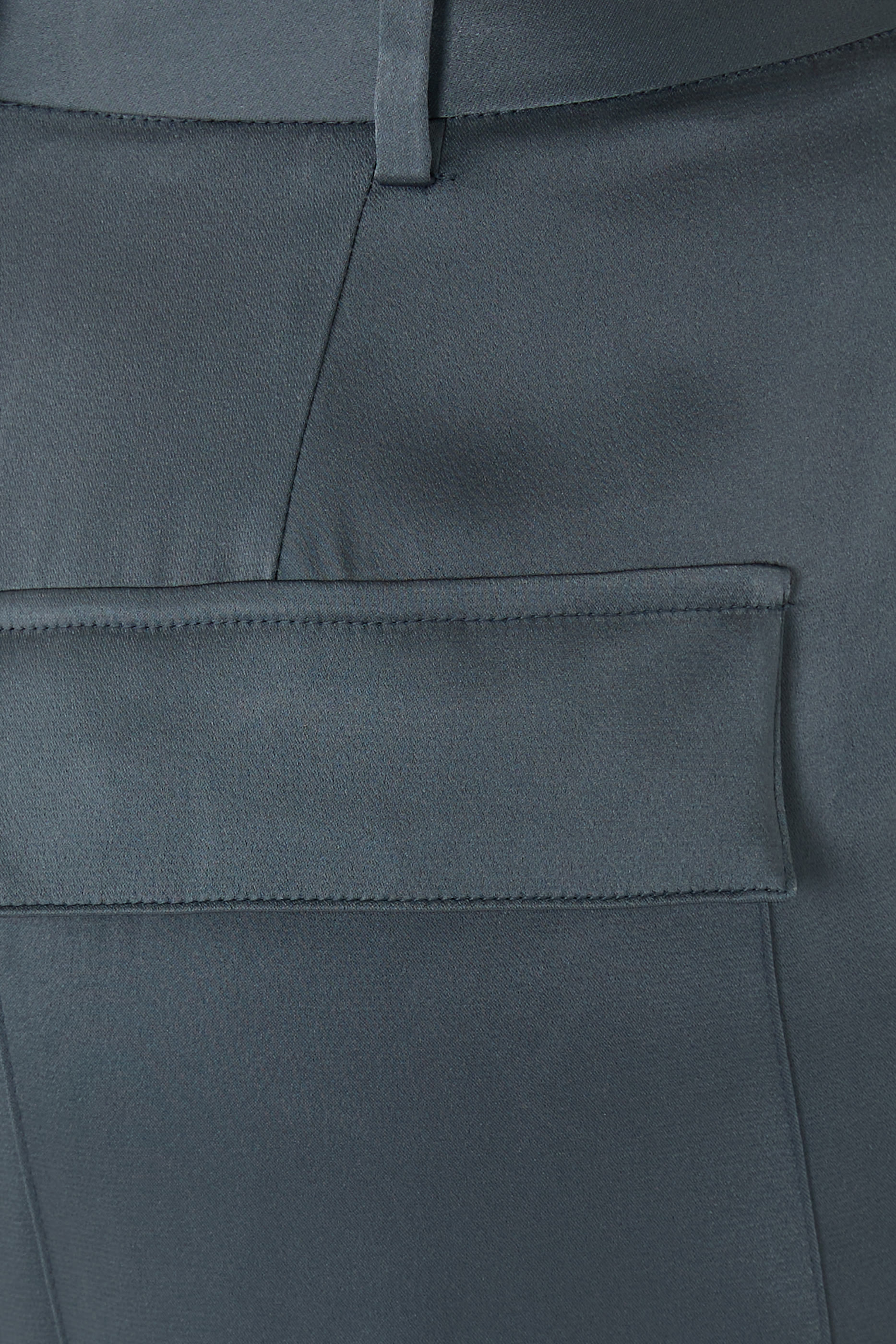 بنطال بقصة تضيق نحو الأسفل بطيات ستان