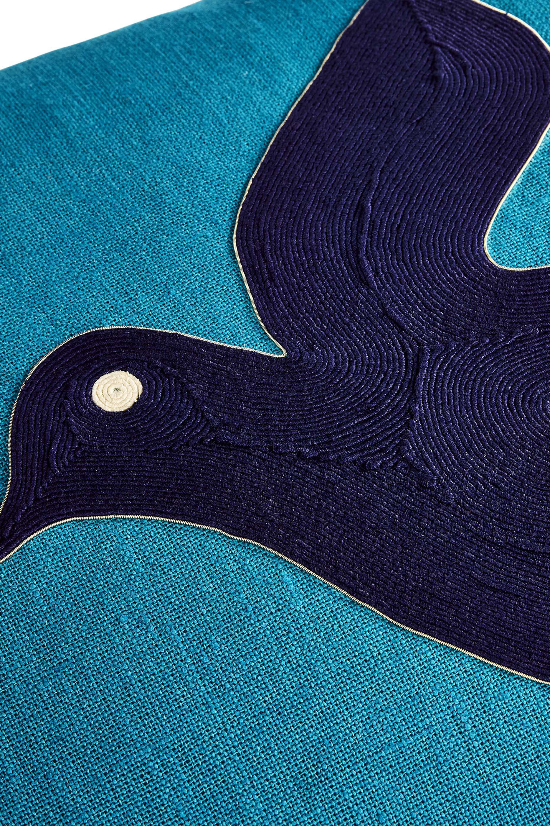 وسادة بلايا مزينة بطائر بتطريز بنمط حبل